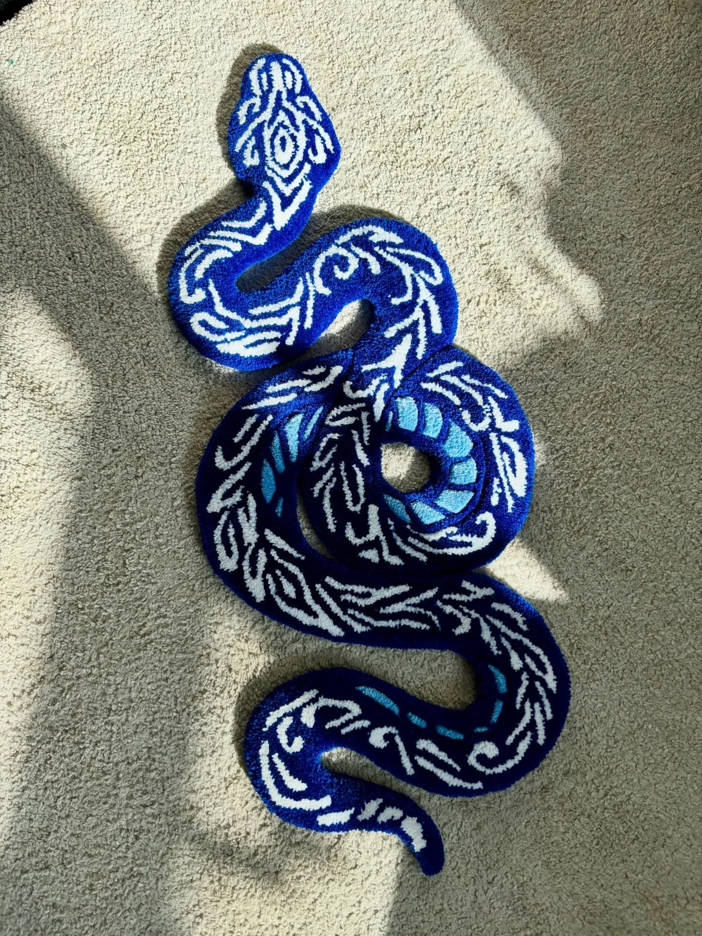 💙 Blue Talavera Snake Rug 🐍 

This one got a lot of attention at my last market ✨
Available now at my online store (link in bio)!

#talavera #snakes #tufting #rugs