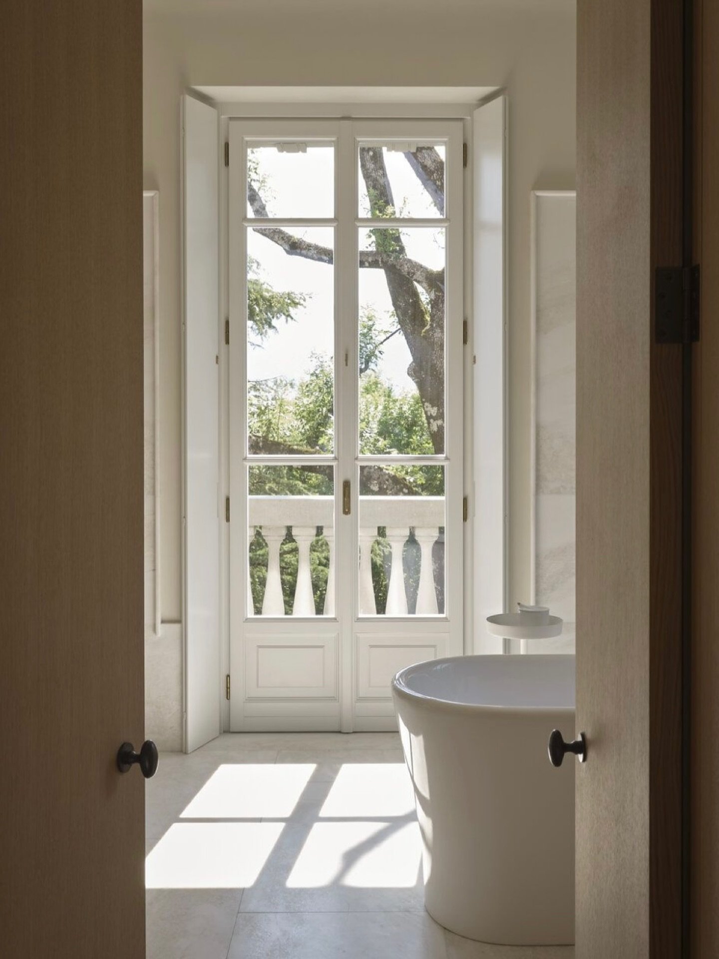 Villa Peduzzi, originally built in 1909, was beautifully restored and reimagined by @studiodaminato. A perfect blend of heritage and contemporary luxury.
.
. 
#interiordesign #studiodaminato #villapeduzzi #designinspiration #bathroomdesign #historicr