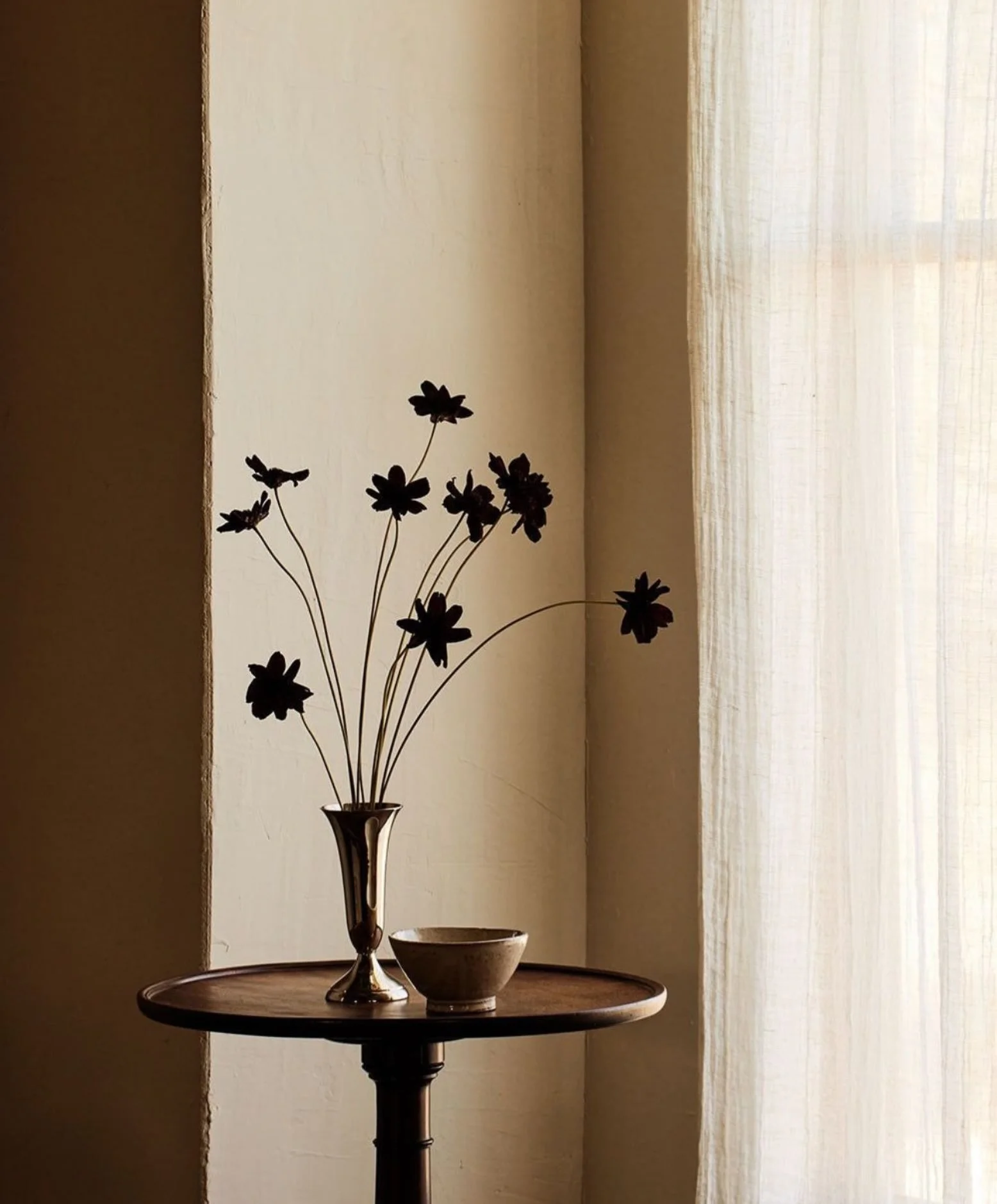 There's nothing like a bit of contrast to catch the eye. Here, dark foliage stands strong against a soft linen and rendered wall backdrop.
.
.
.
.
Source: Pinterest 
#QuietLuxury #DesignDetails #Architecture #InteriorDesign #styling