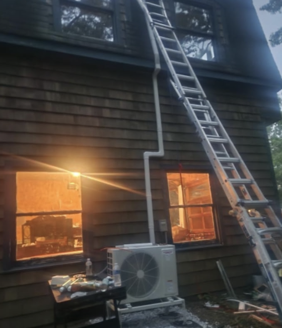 Oranssi carpenter using bench saw