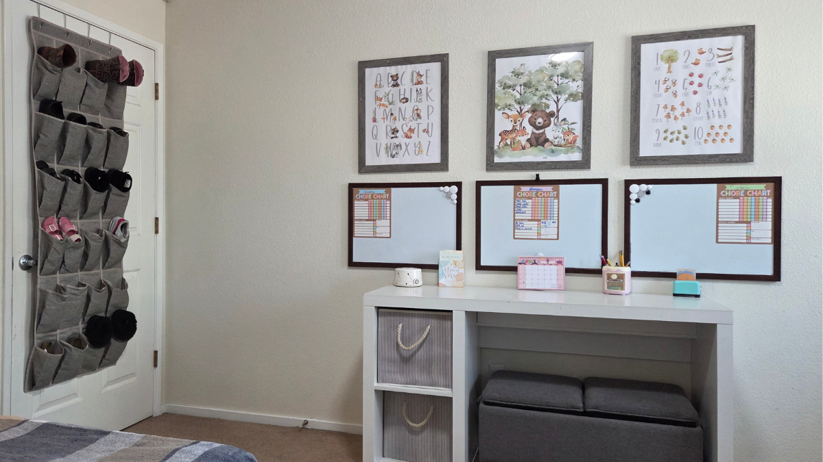 kids-shared-bedroom-desk-storage-area.png