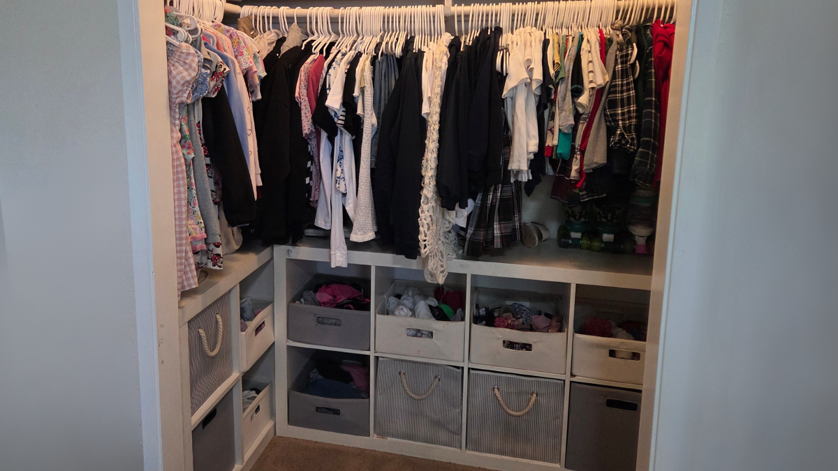 kids-shared-bedroom-closet-organization.png