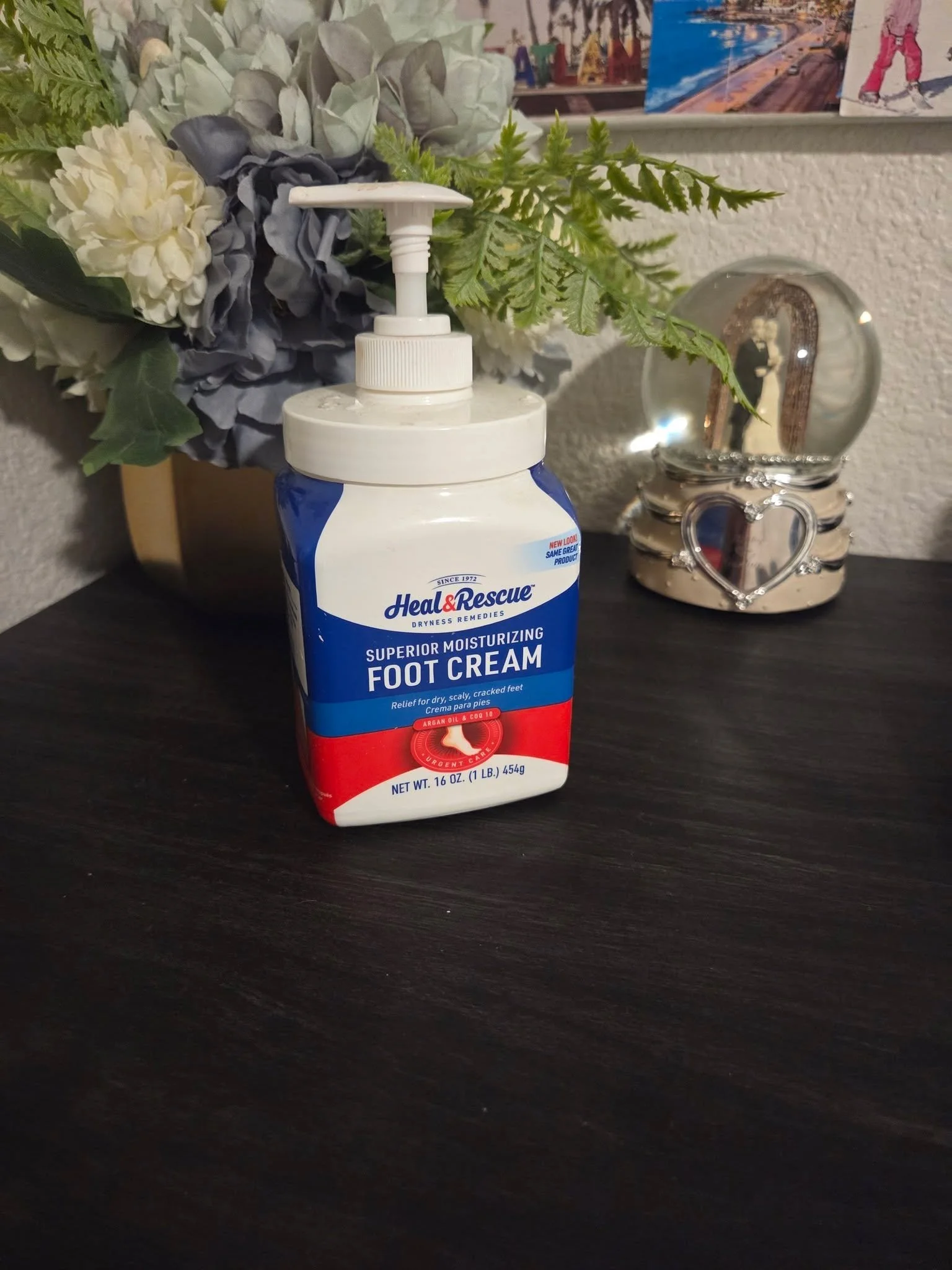 Ladies, I need your help! 😩 How are you keeping your heels soft and moisturized?!

I get pedicures at least once a month, but I&rsquo;m also guilty of walking around barefoot ALL the time&hellip; including outside. 😂 My heels still get so dry!

Thi