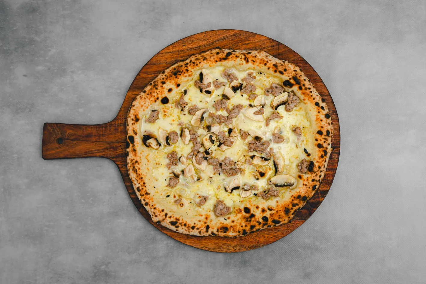 Il Maiale 
- Mozzarella, Mild Pork & Fennel Sausage Meat, Gorgonzola, Mushroom, Herb Oil (in Bianco / Oil Based) 