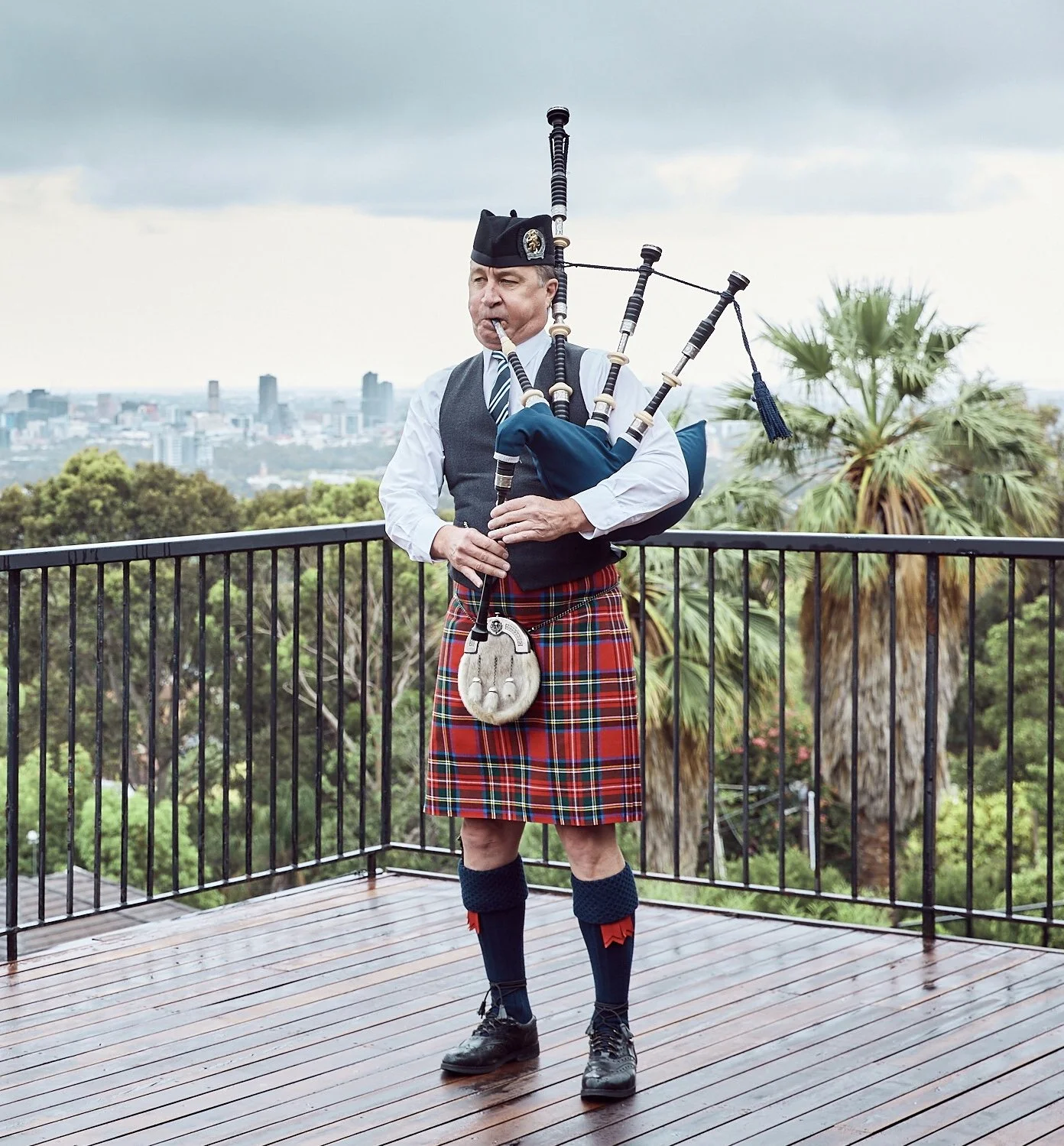Adelaide_bagpiper_parties.jpg