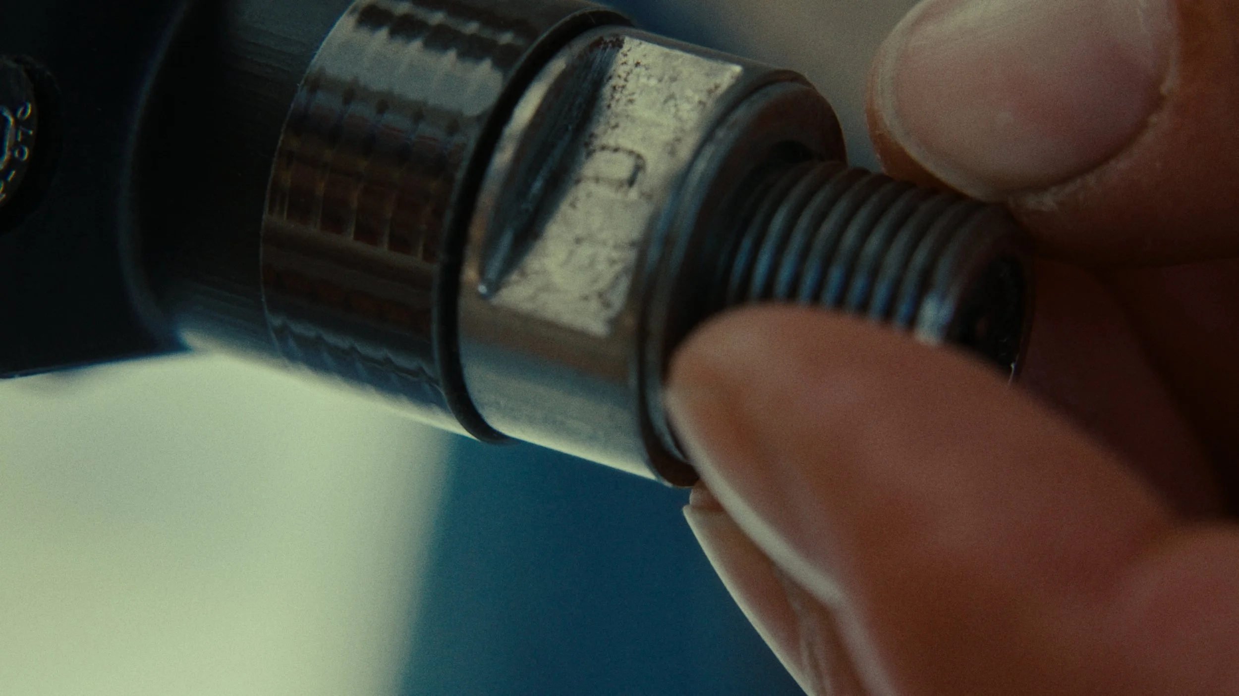 Un fichier à l'extrémité d'un tube de test avec une main qui le tient, appartenant à un laboratoire ou à un environnement de recherche.