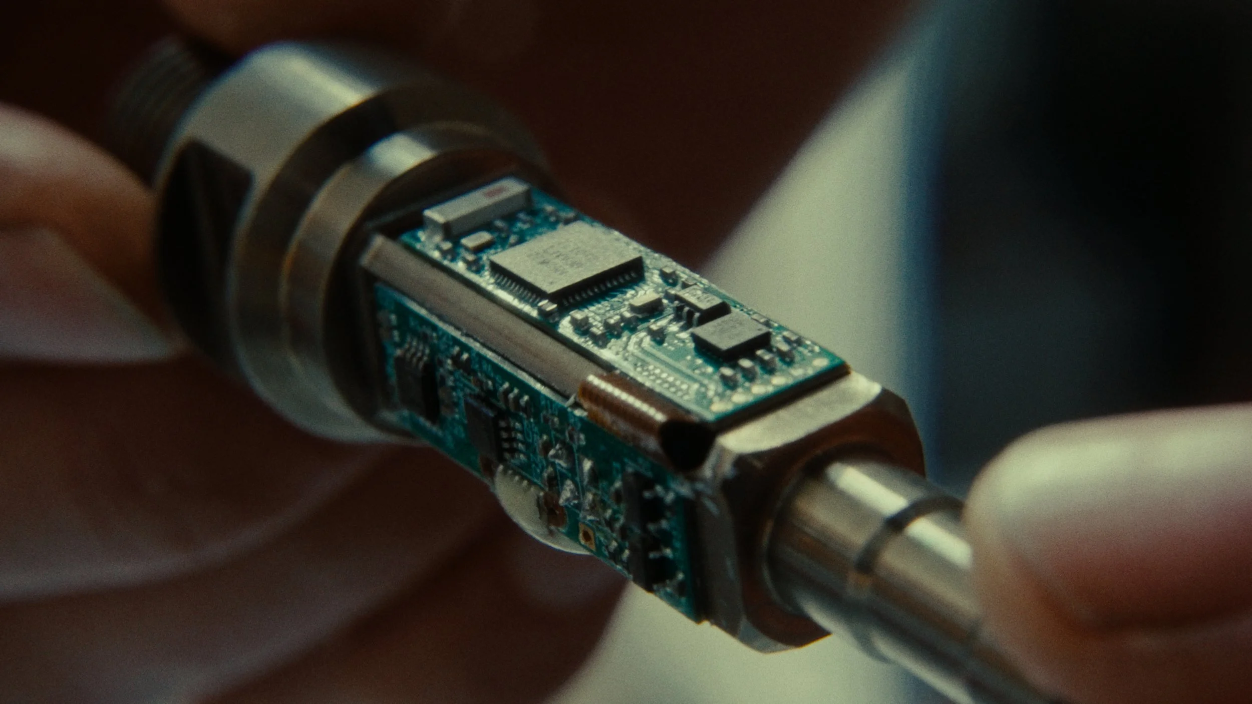 Un laboratoire effectue une injection à une seringue contenant un liquide.