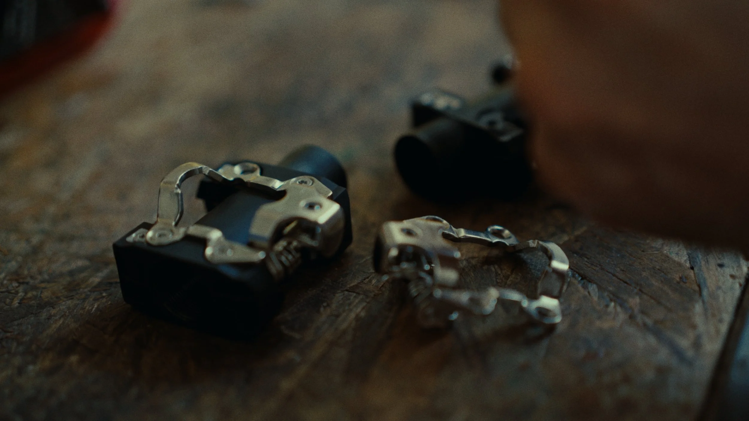 Une ferme dentaire sur une table en bois