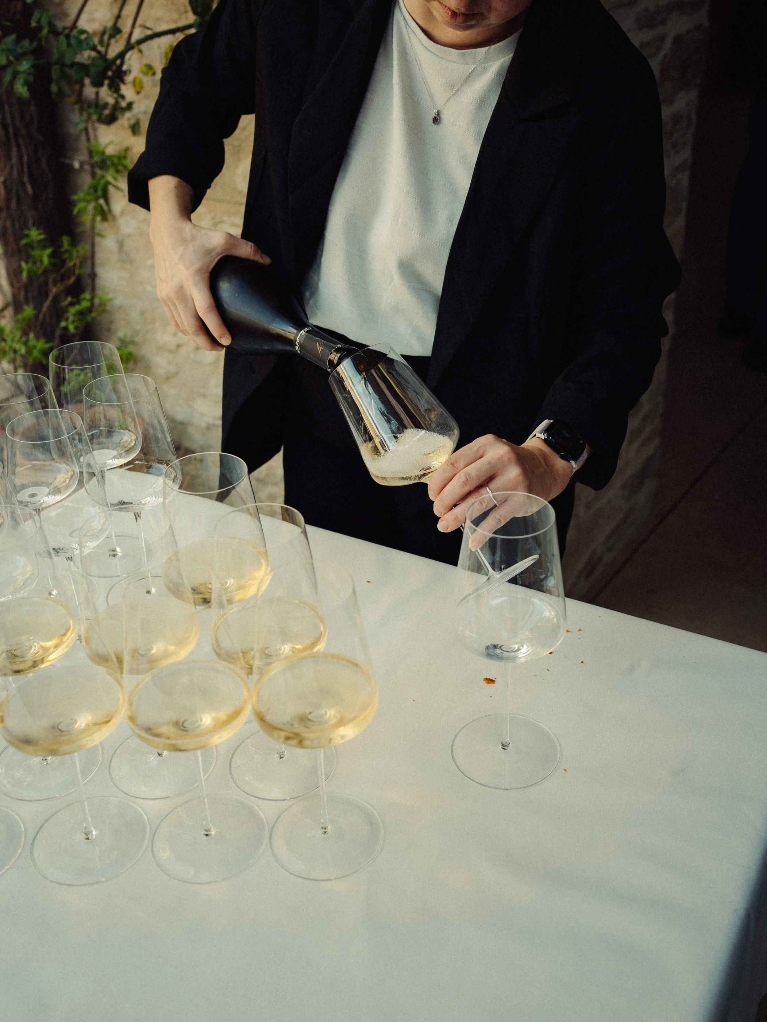 Une personne verse du champagne dans un verre lors d'une réception ou d'une fête.