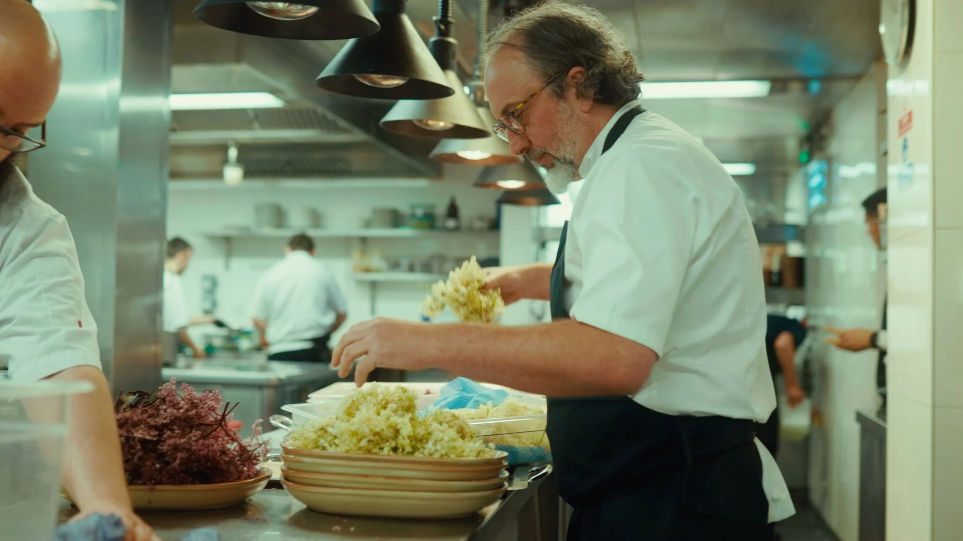 Chef en cuisine préparant des plats dans une cuisine professionnelle