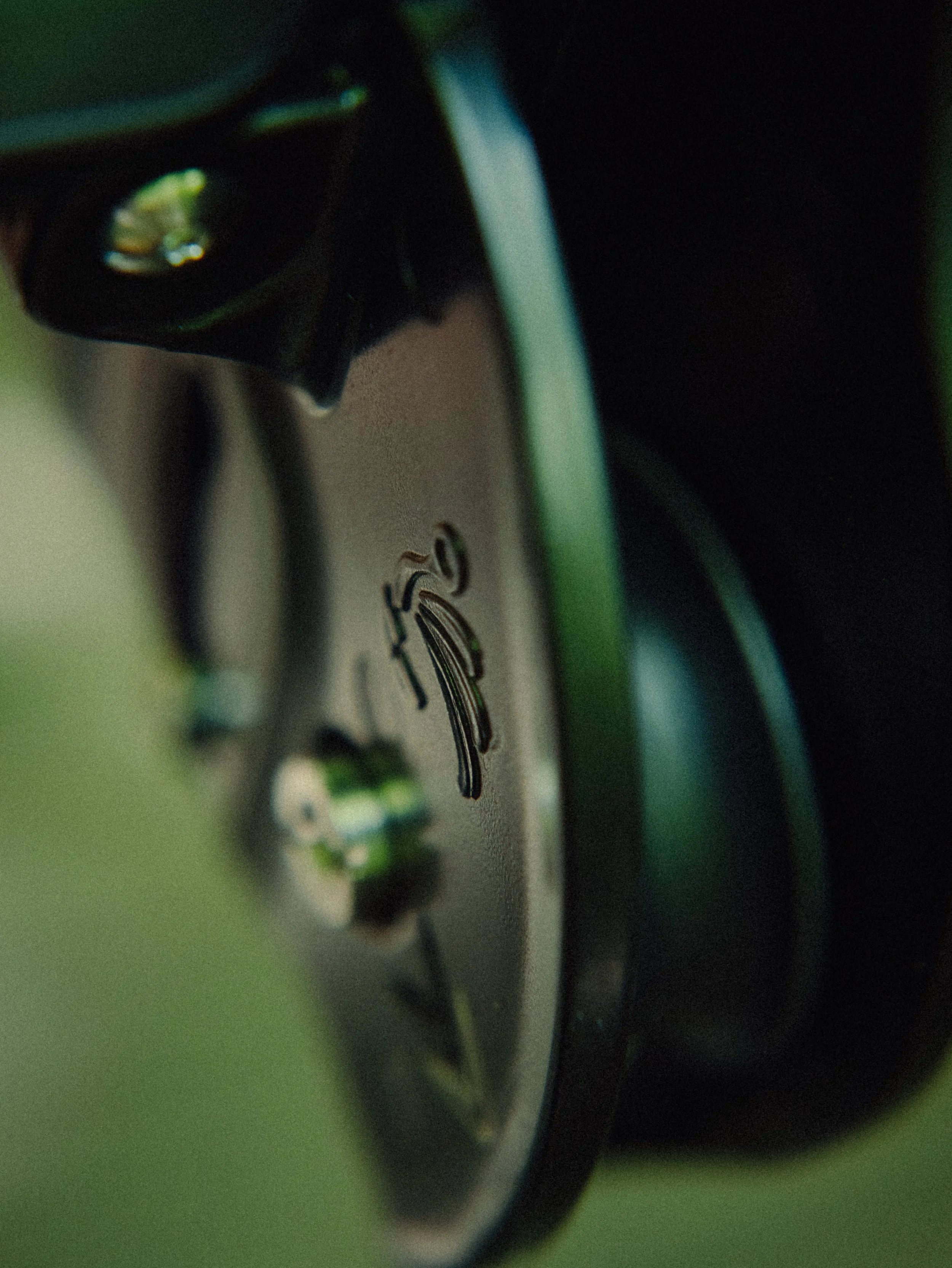 Prise de vue en gros plan d'une caméra de sécurité noire avec un objectif, vue de côté avec un fond flou