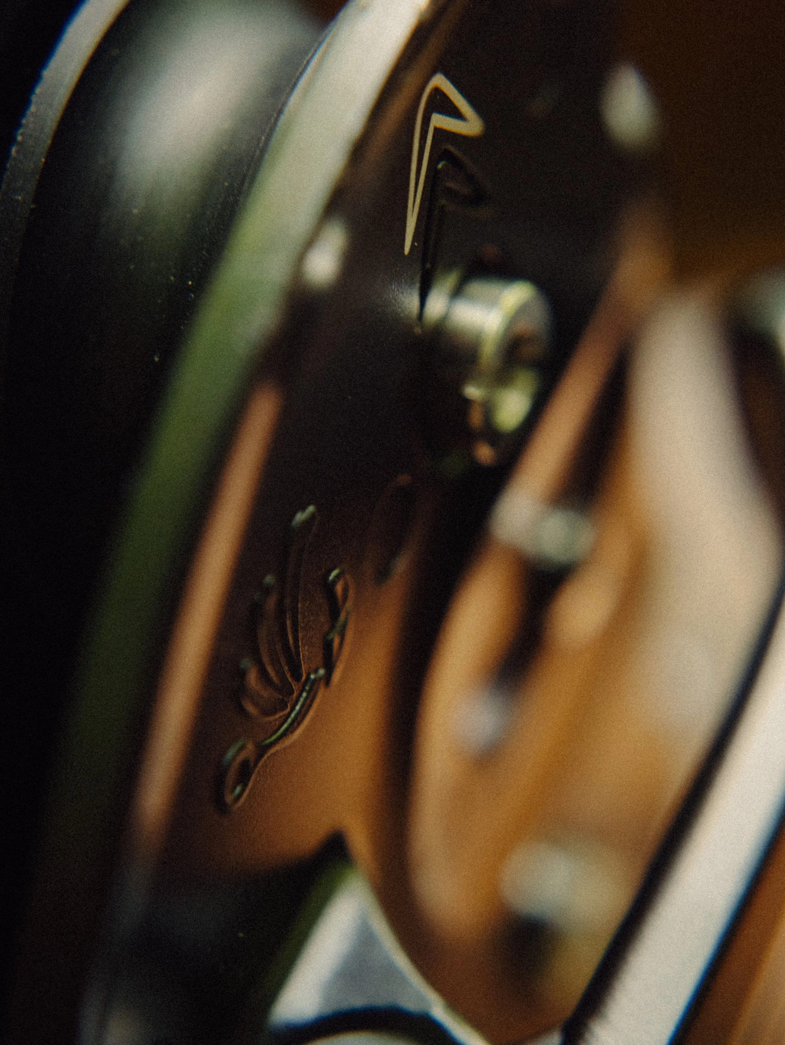 Zoom sur un caméra vintage avec détails mécaniques et courbes