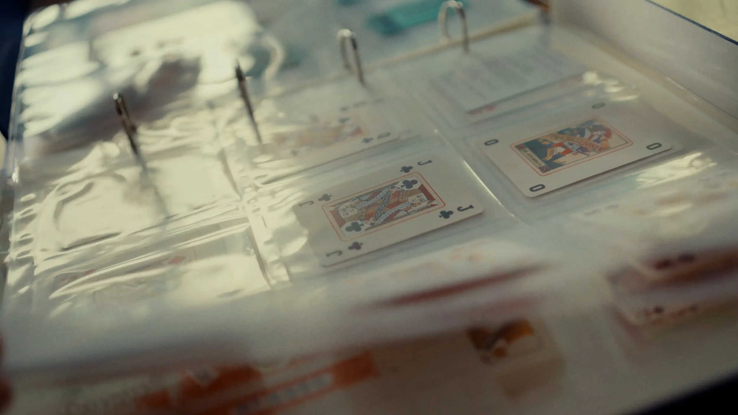 Cartes à jouer dans une boîte en plastique. La carte visible est le Jack de trèfle.