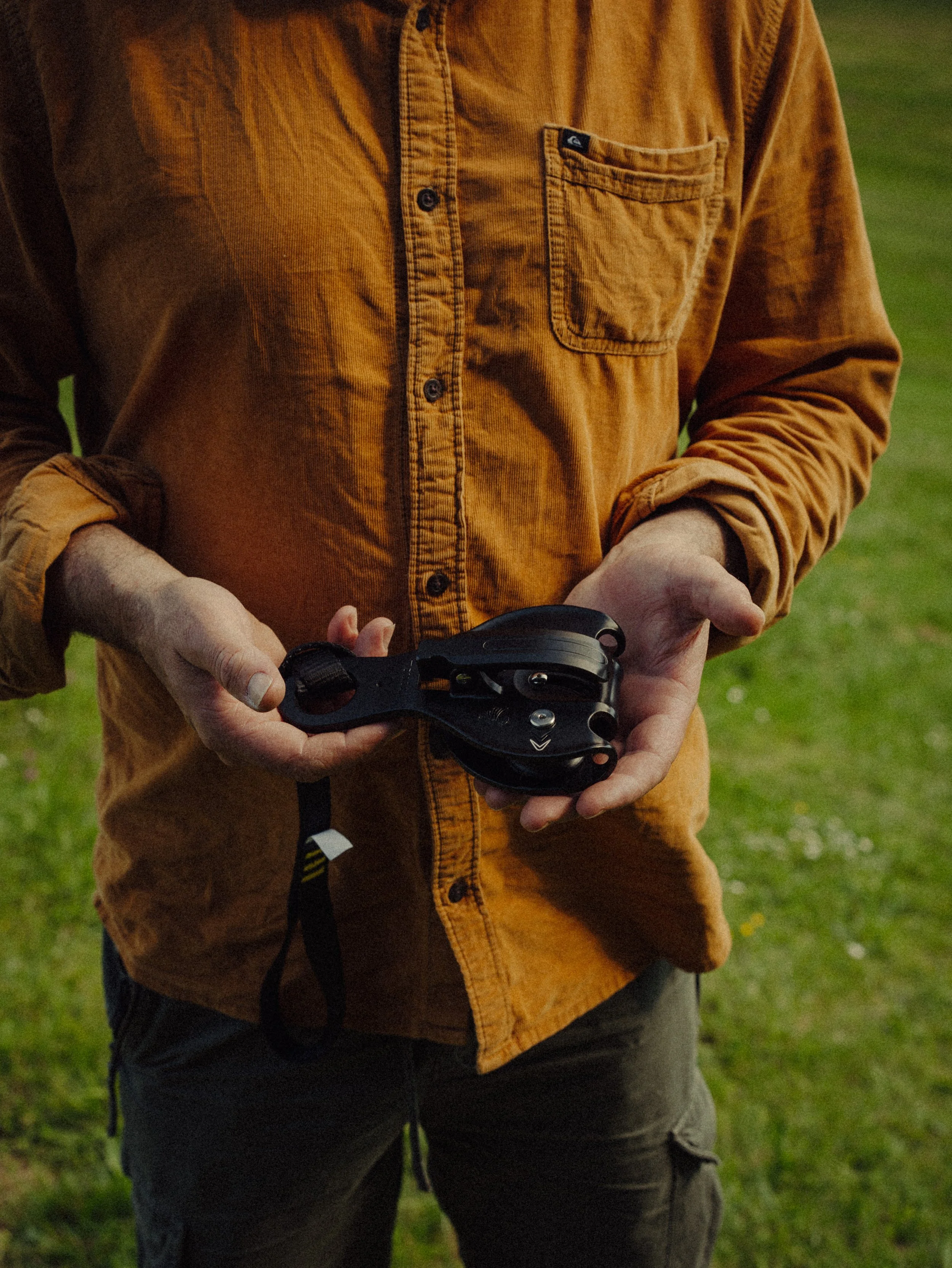 Une personne tient une longe d'escalade dans ses mains.