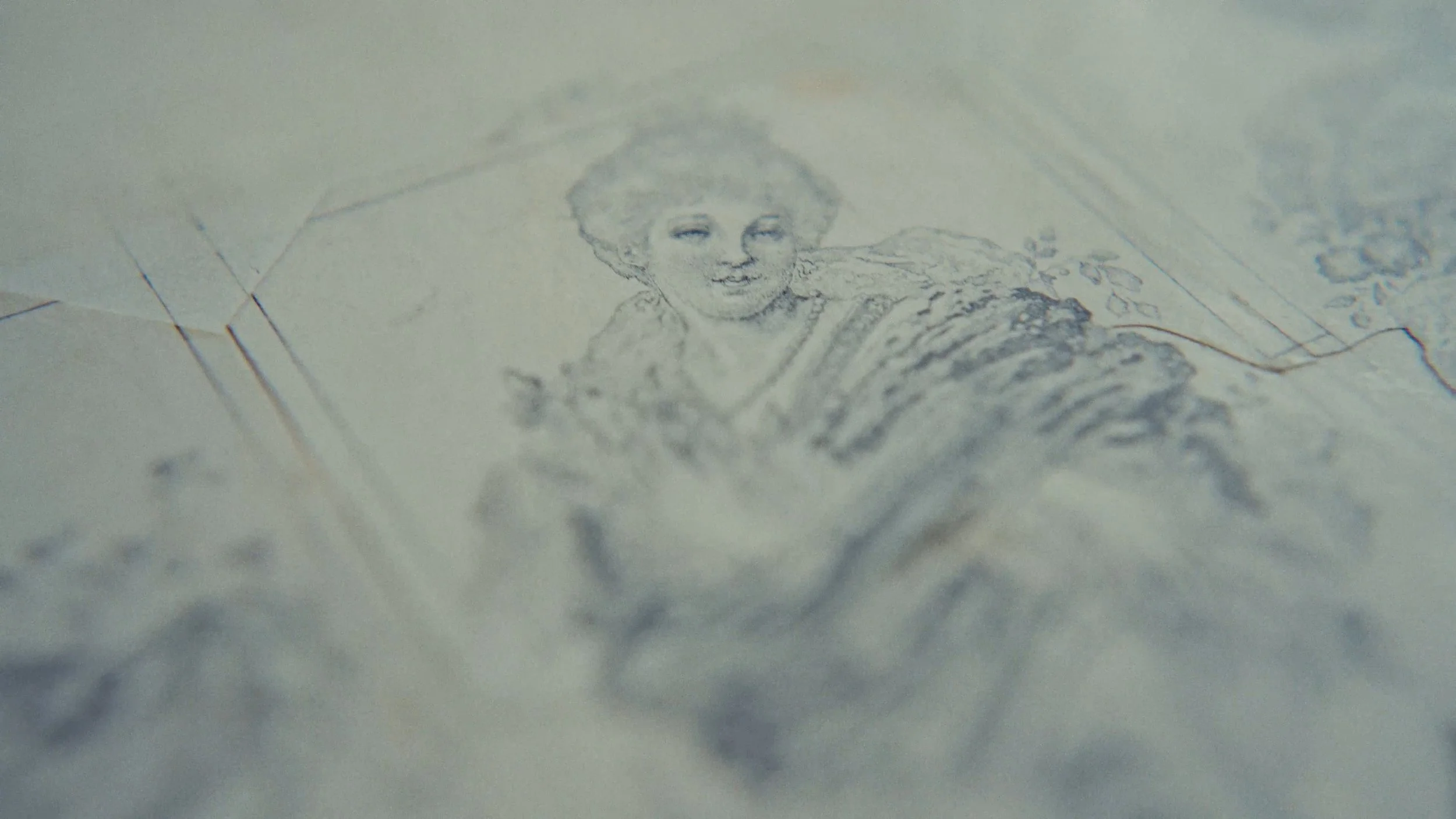 Dessin d'une femme souriante portant une robe en rayures, assise, avec un parasol et un décor de fleurs en arrière-plan.