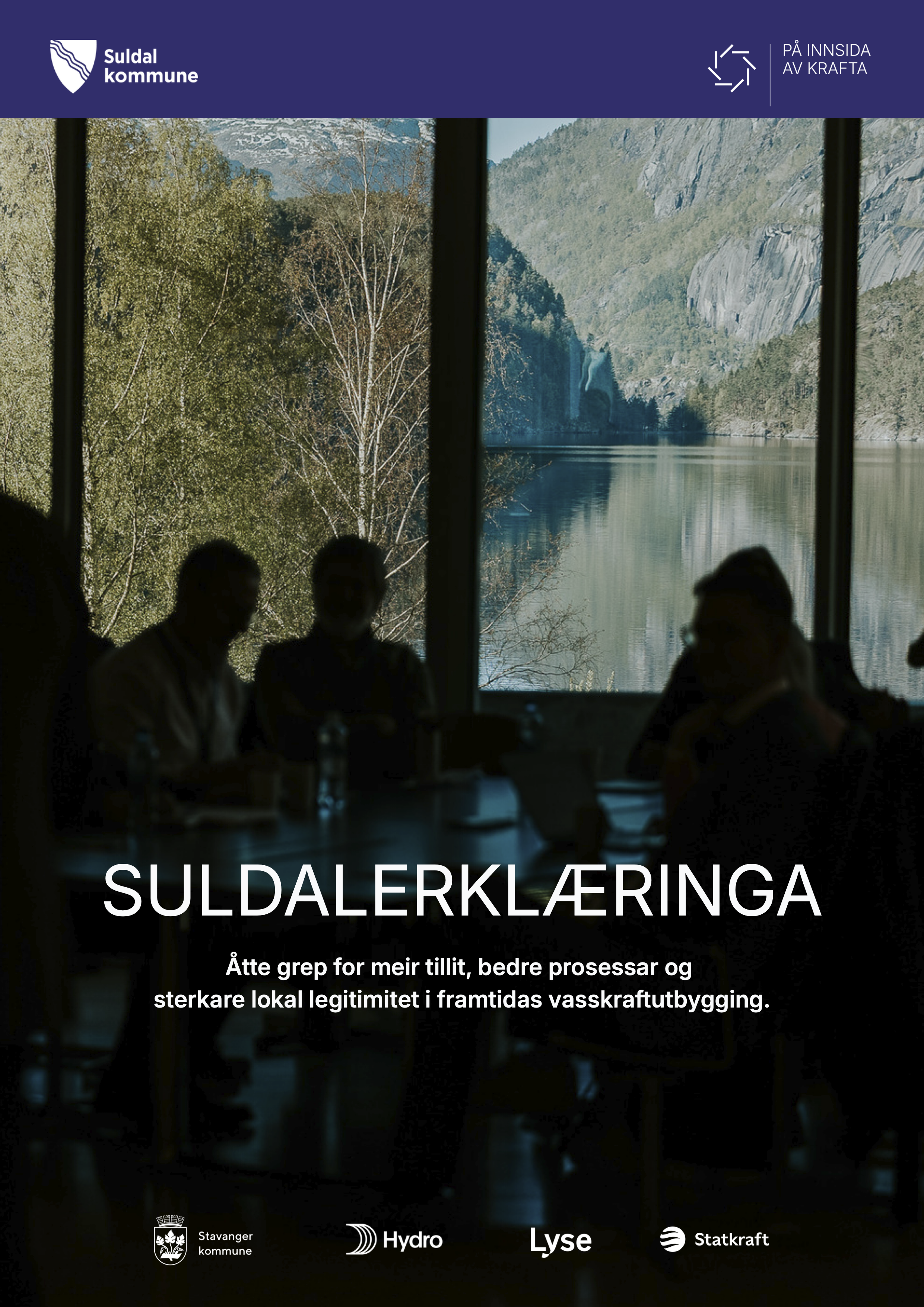 Forside av en rapport eller presentasjon med bilde av innsjø og fjell sett gjennom et vindu, med silhuetter av personer foran. Informasjon om Suldal kommune, og samarbeidsorganisasjoner Hydro, Lyse og Statkraft er synlige på bunnen.