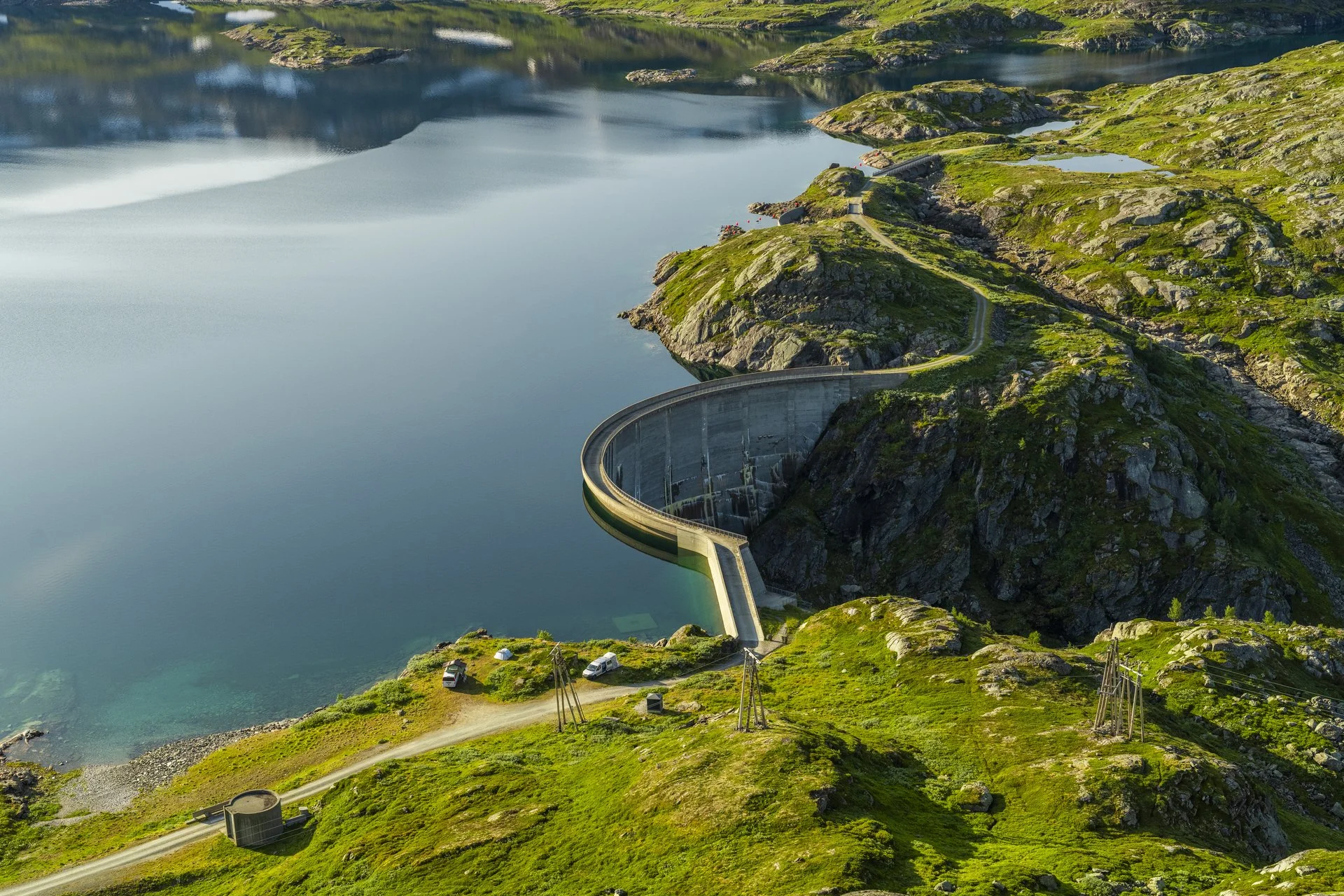 Et damanlegg for vannkraft i vakker natur.
