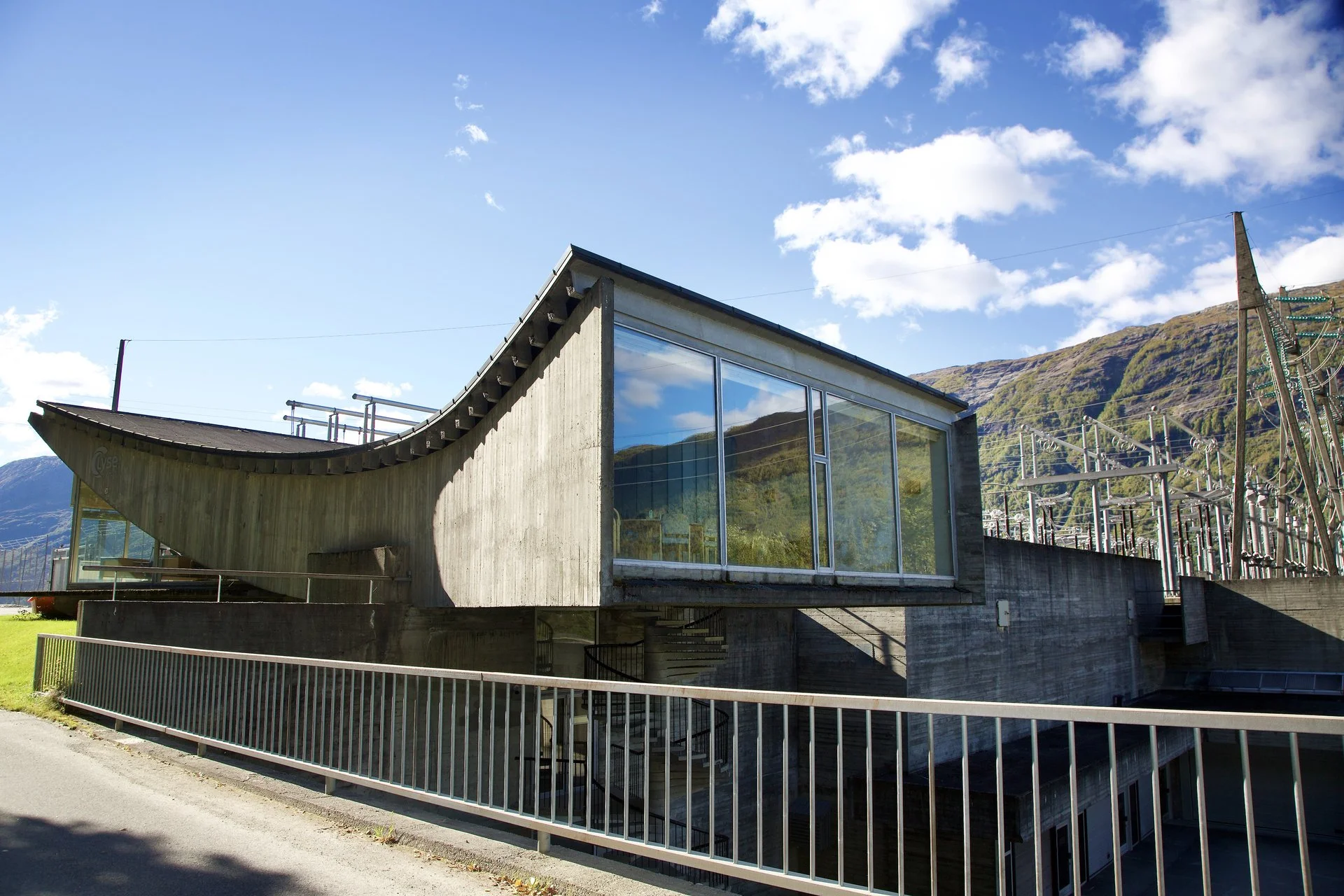 Eksteriør av hovedbygningen ved Røldal kraftverk.