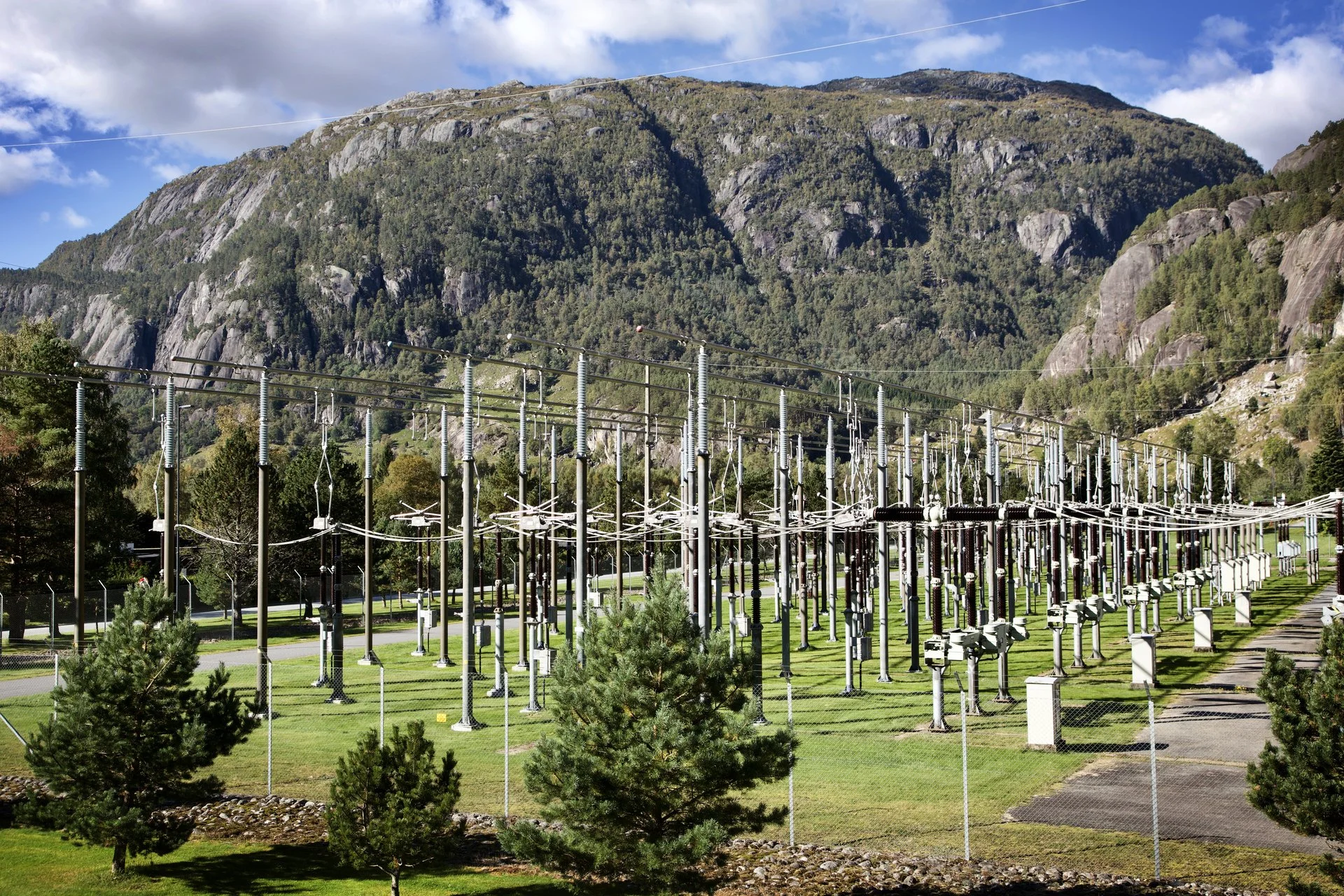 Strømlinjer ved kraftstasjon på Nesflaten i Suldal kommune.