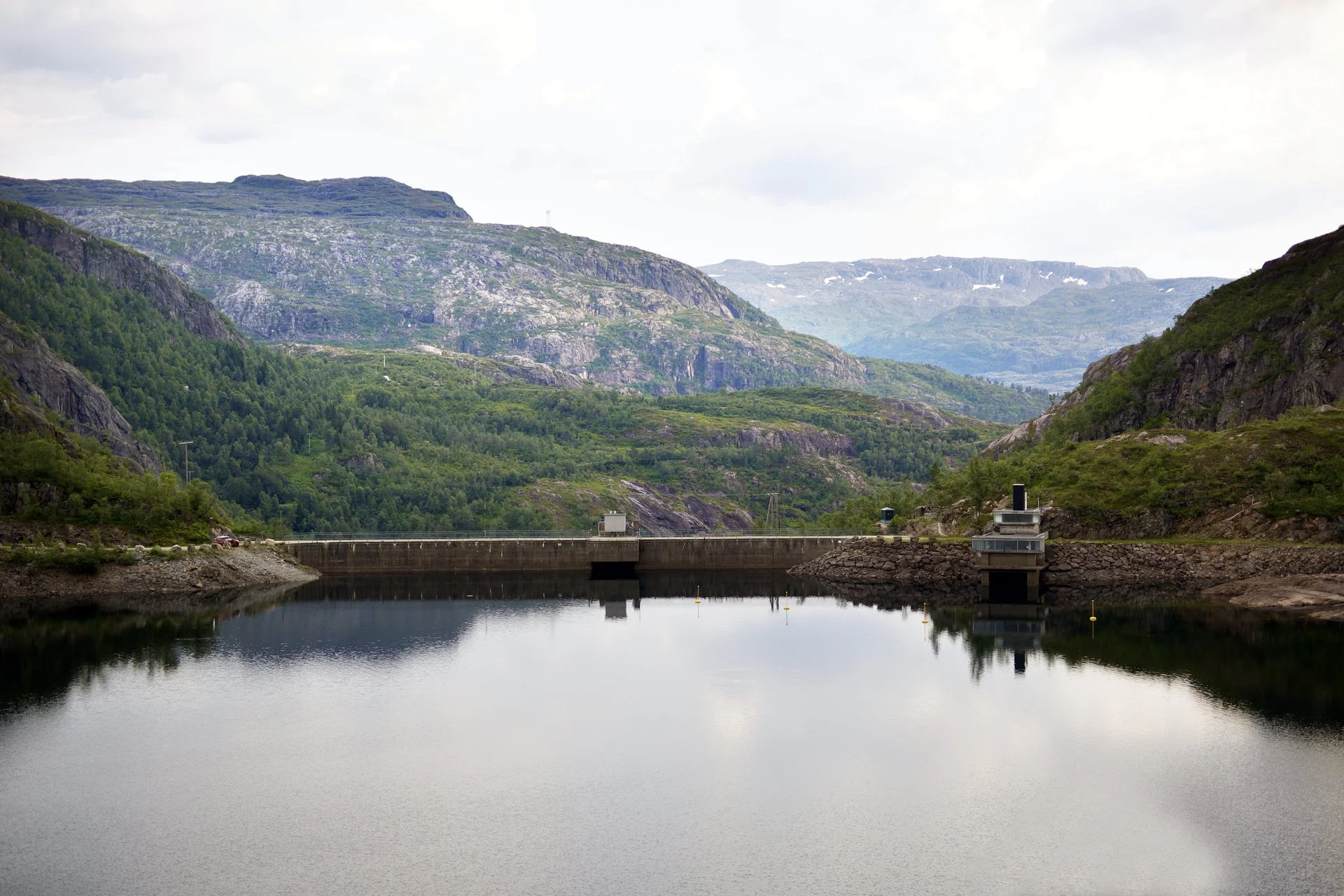 Et damanlegg for vannkraft i vakker natur.