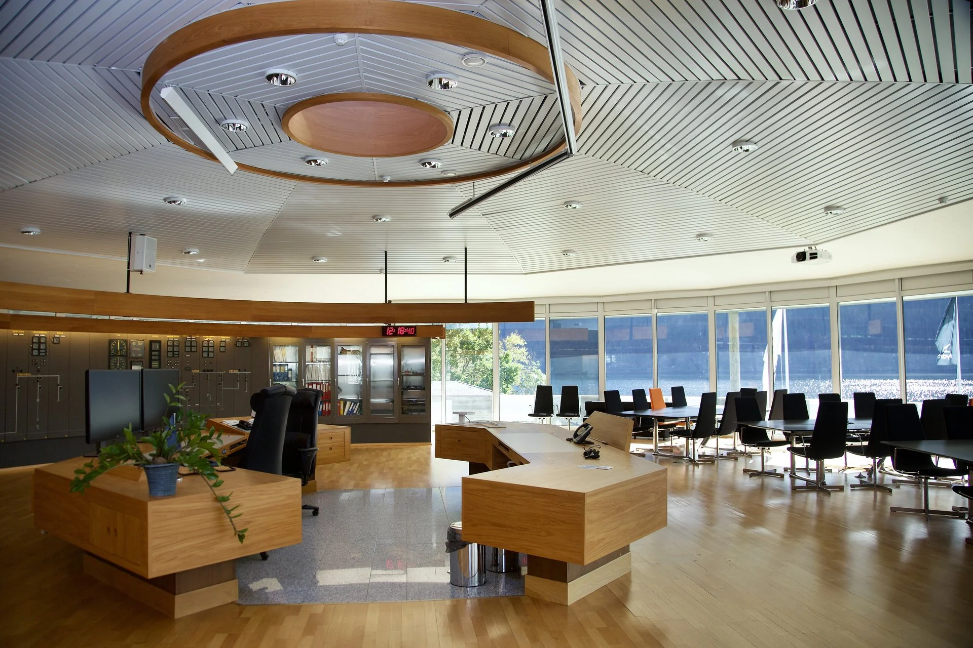 Interiør med bord, stoler, disk og instrumentpanel ved driftsentralen i Suldal kraftverk på Nesflaten.