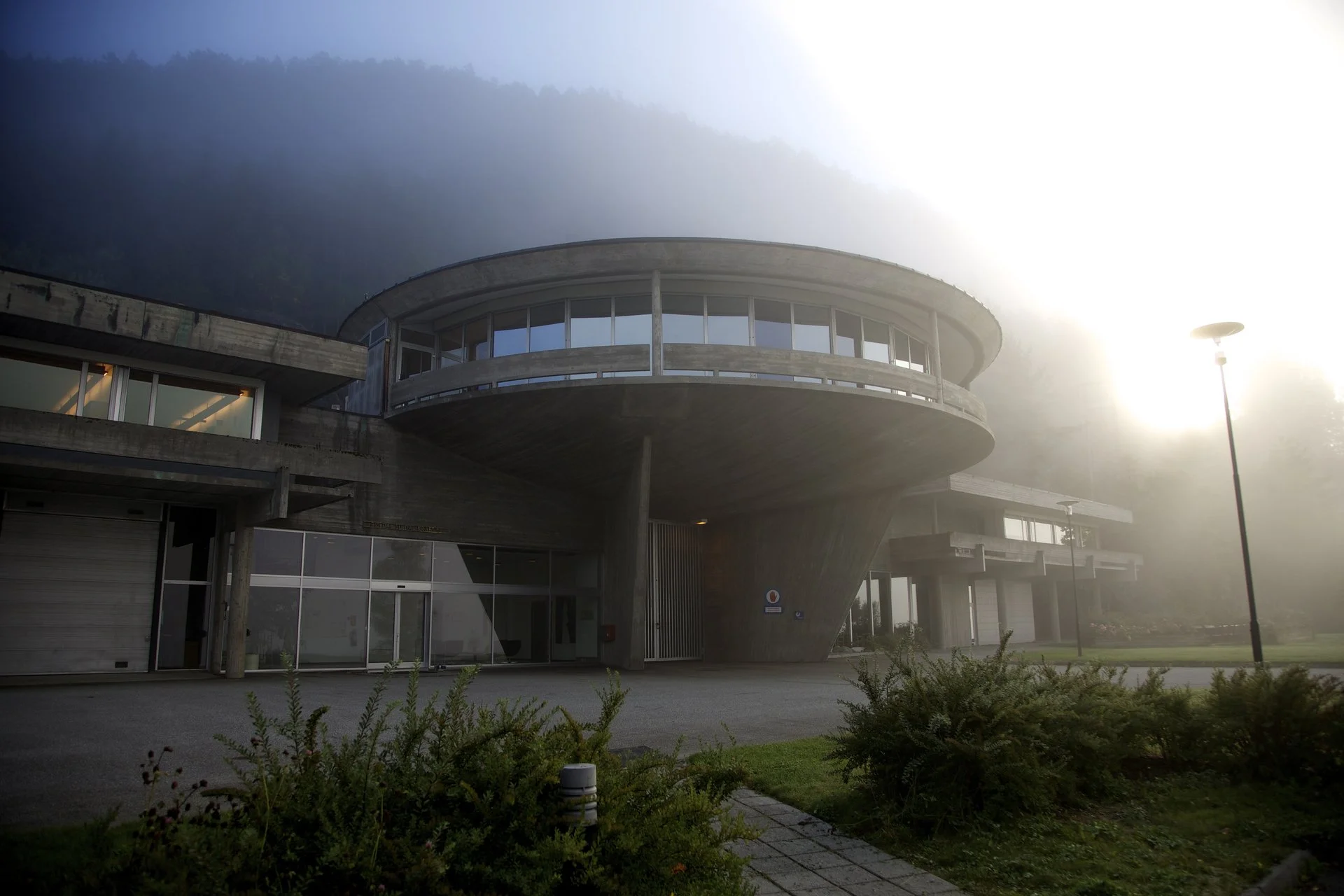 Bilde av administrasjonsbygget til Røldal-Suldal-anlegget på Nesflaten i lett tåke.