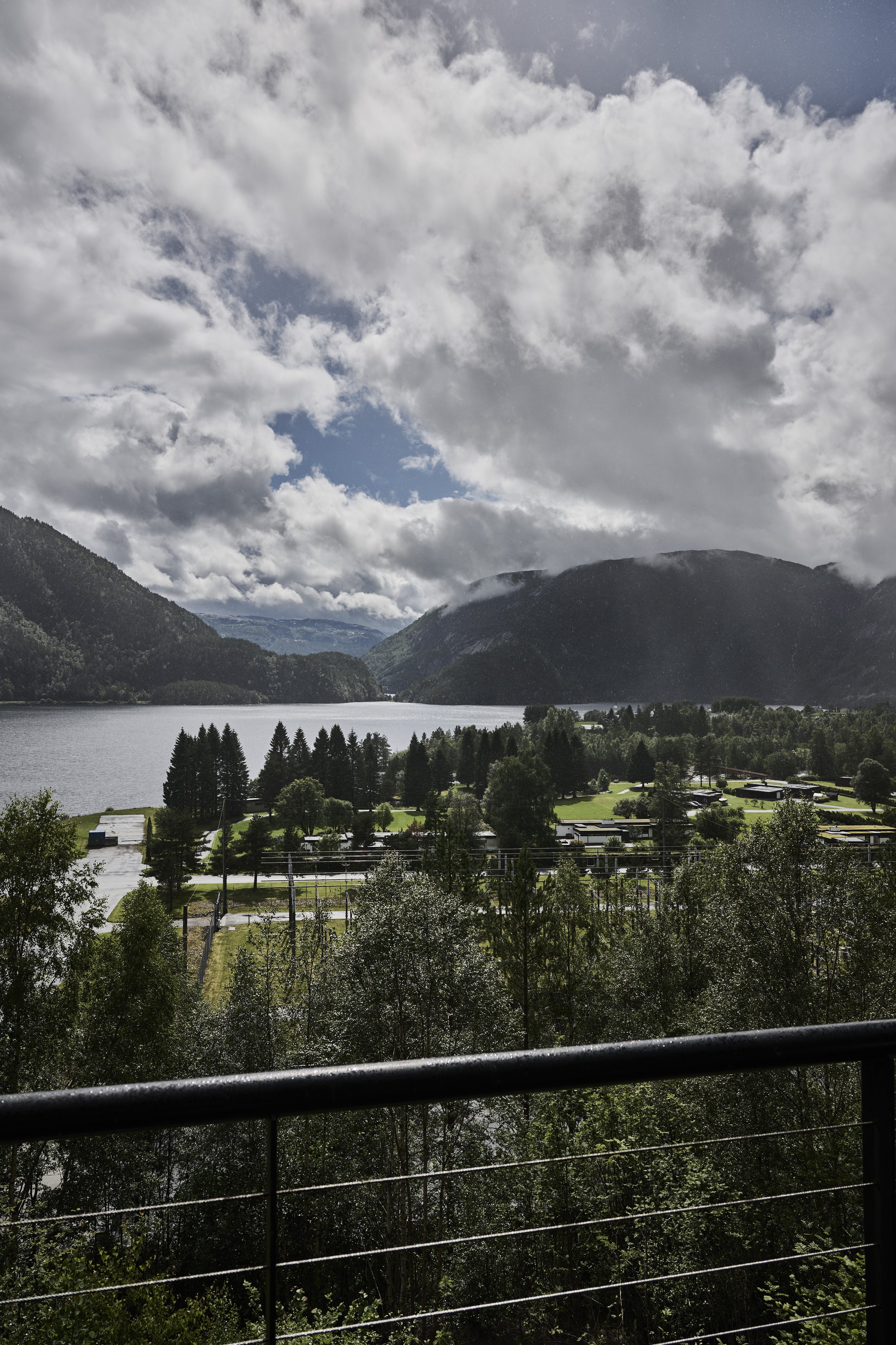 Utsikt over fjorden fra Energihotellet på Nesflaten i Suldal.