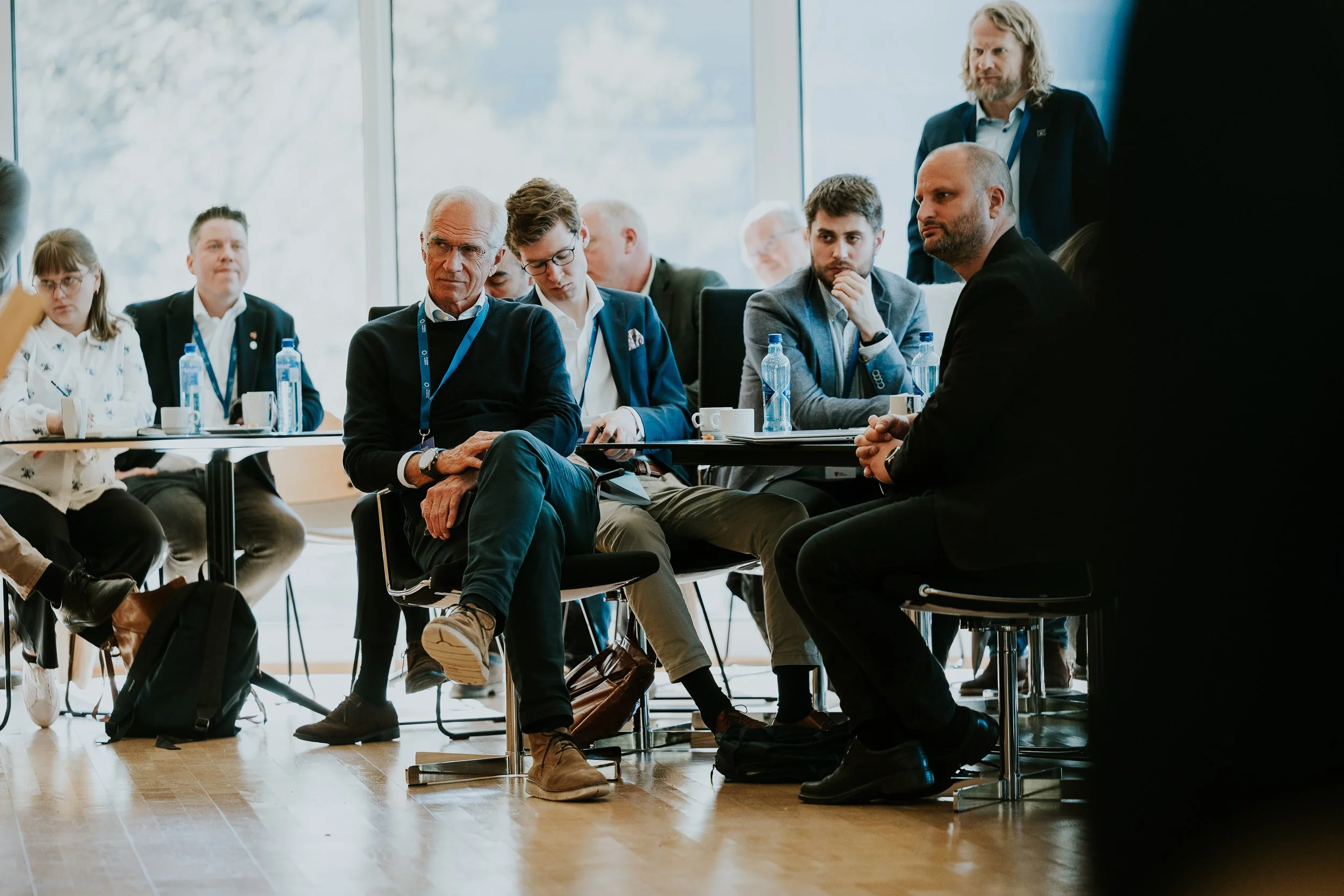 Gruppemøte med personer som deltar i en diskusjon i et konferanserom.