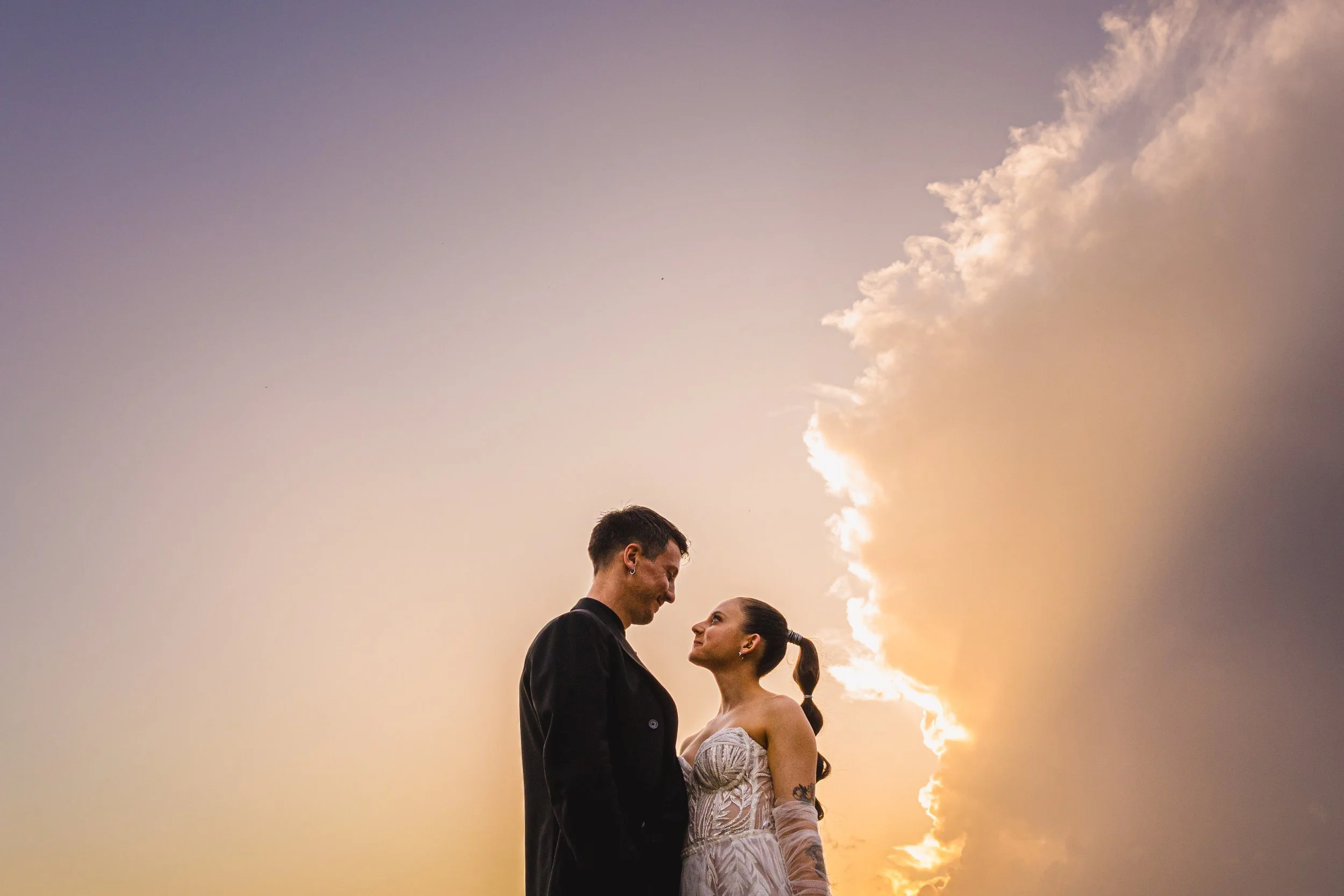 portait d'un couple de mariés sous le ciel coloré de Provence