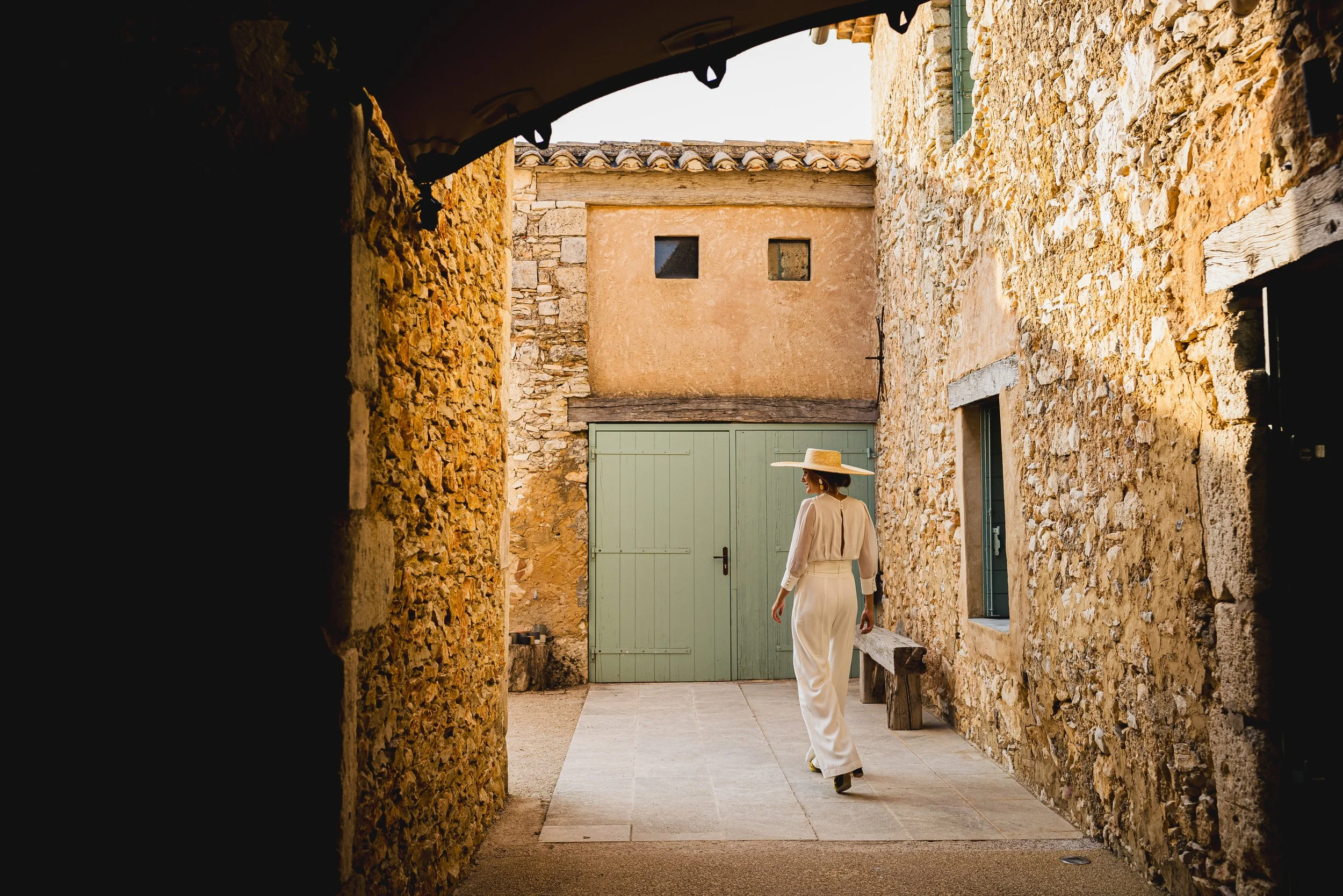 Un moment spontané juste avant le mariage civil en Provence