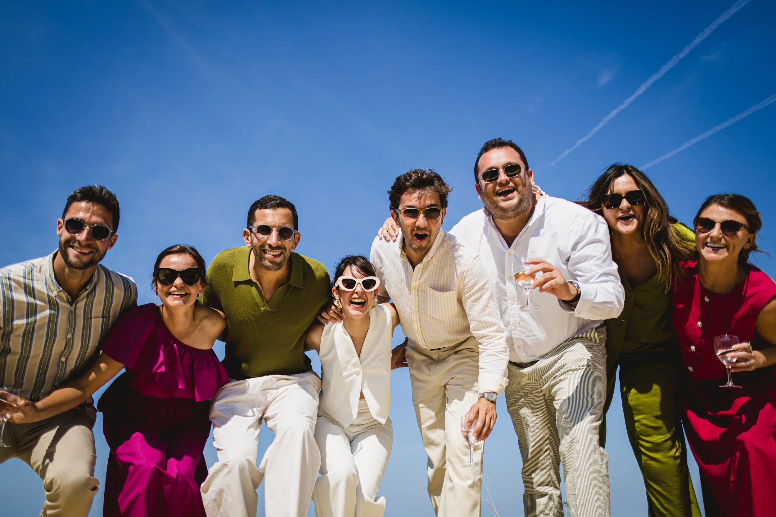 photo colorée et graphique d'un groupe d'amis sur fond de ciel bleu provençal