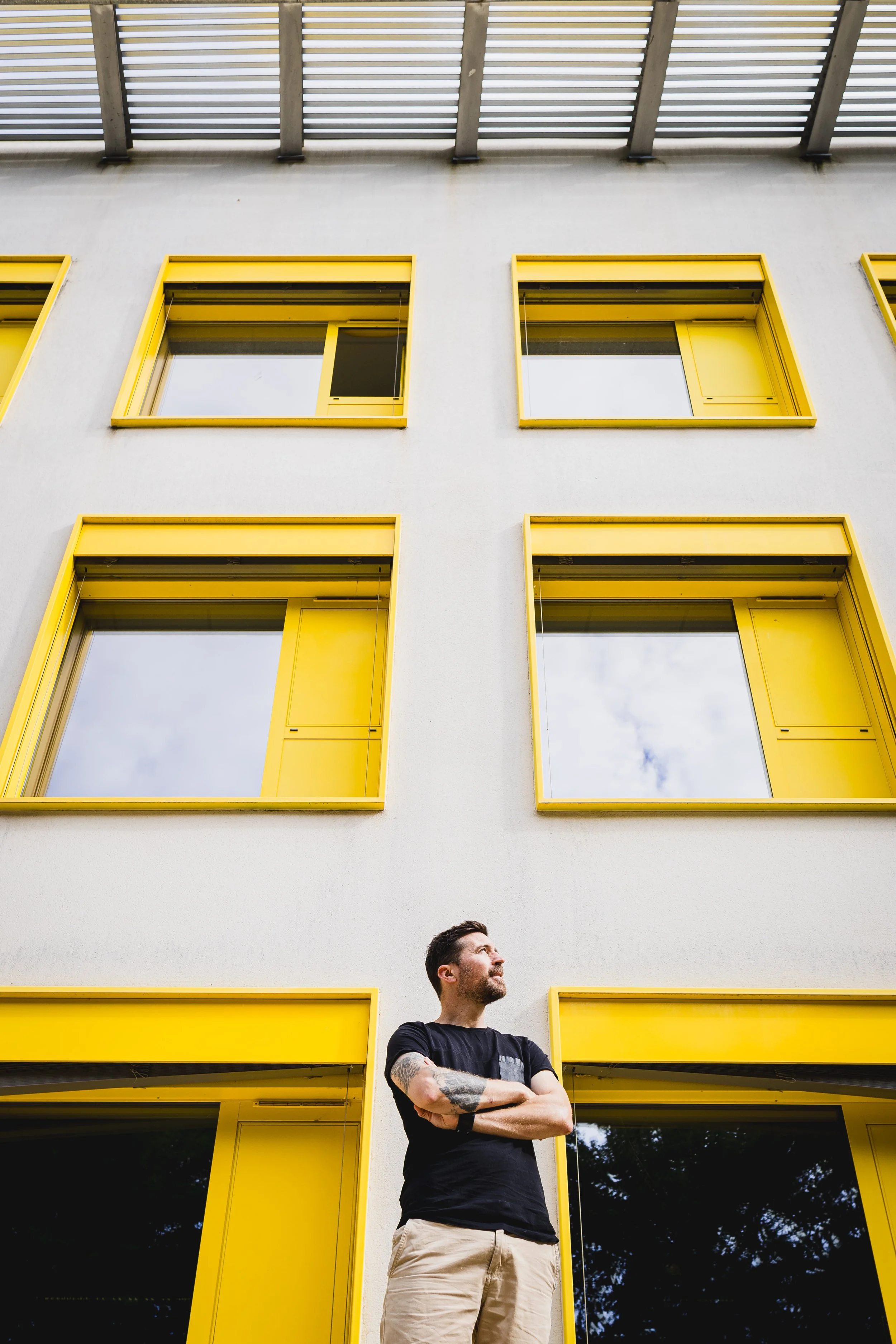 portrait d'un designer, dans une ambiance graphique et colorée