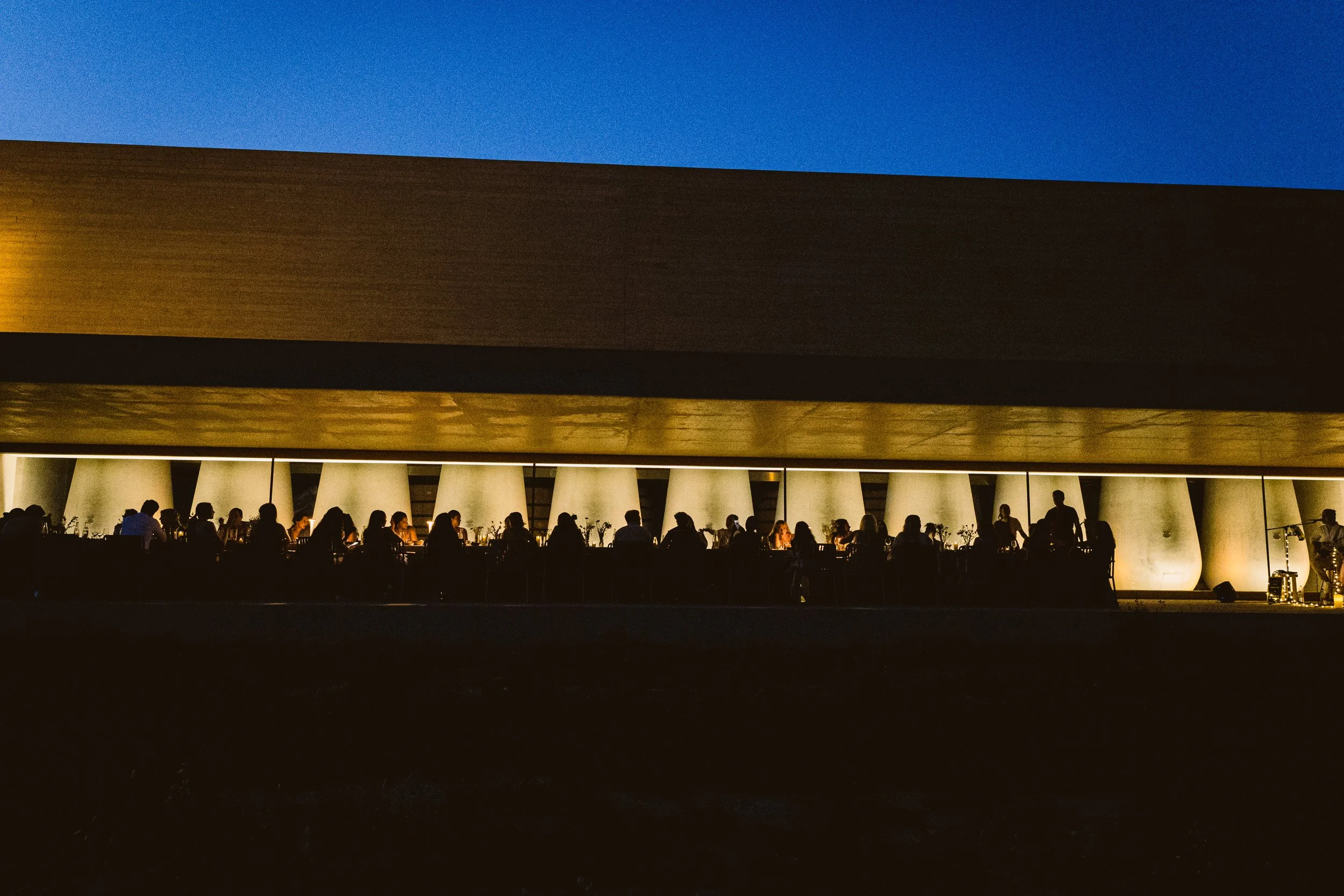 Reportage photographique d’un évènement, captant l’ambiance et la convivialité dans un lieu graphique et exceptionnel