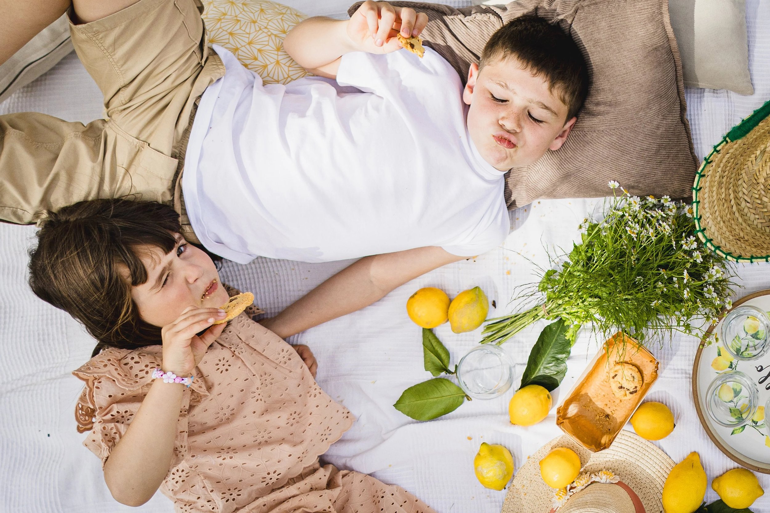 Enfants qui goutent au soleil en Provence