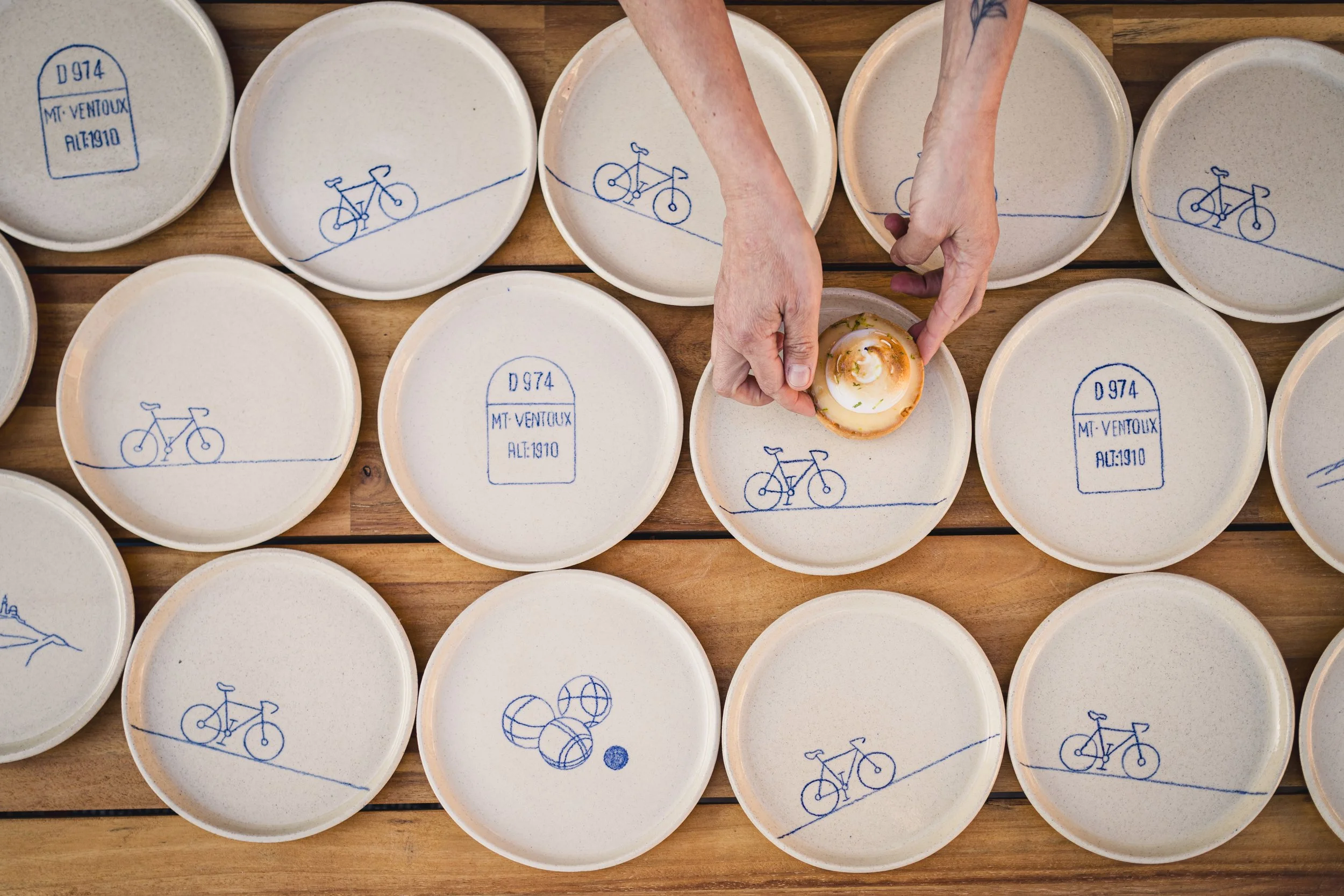 assiettes céramique en grès illustrées avec des gimmick du Mont Ventoux