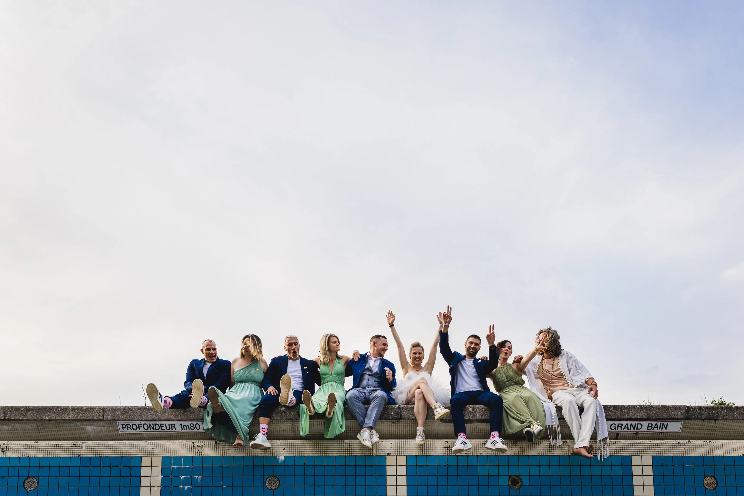 photos de groupe d'amis au bord d'une piscine desafectée