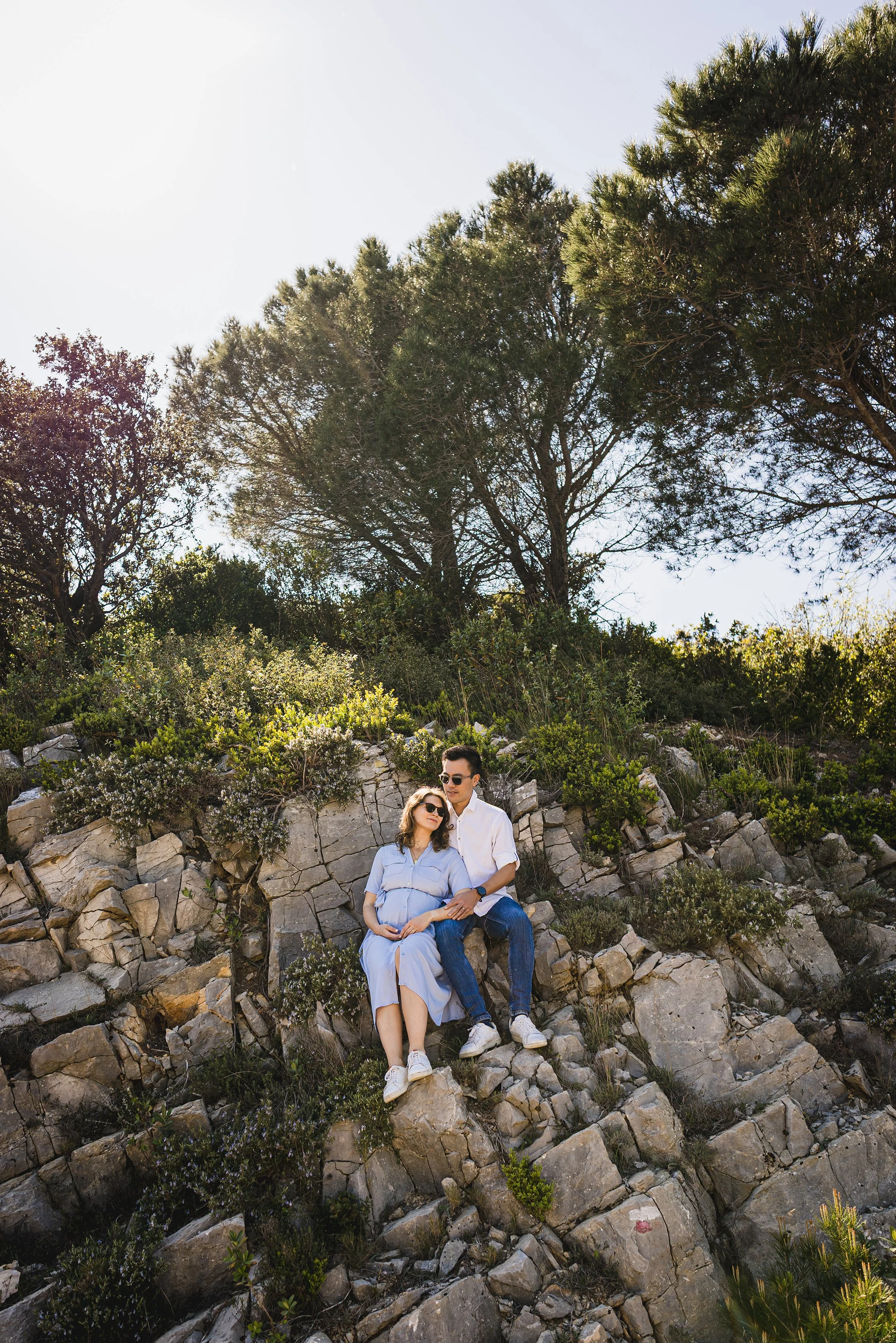 portrait d'un couple qui attend un bébé, dans un décor naturel en provence