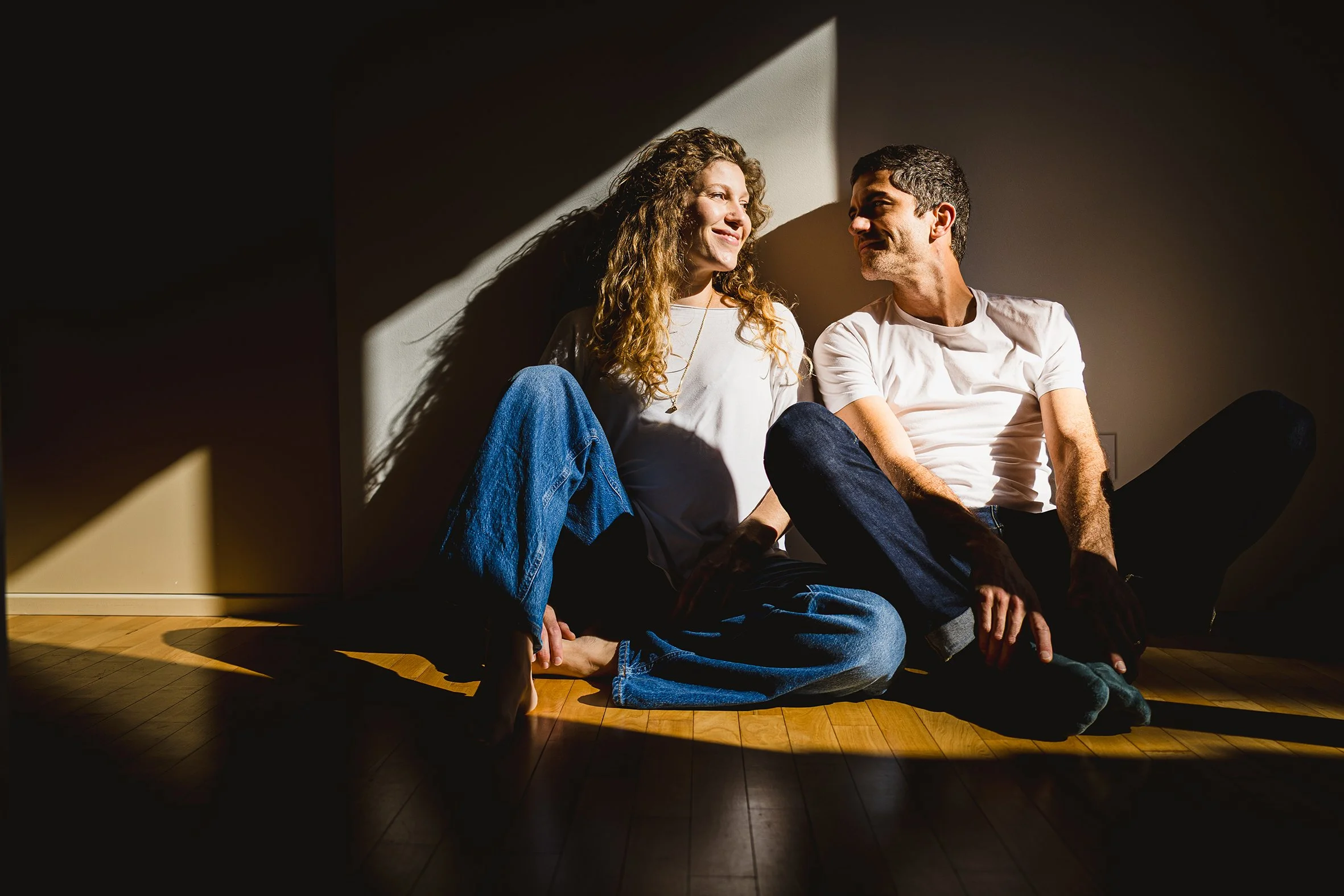 couple qui attend un enfant dans une lumière graphique en provence
