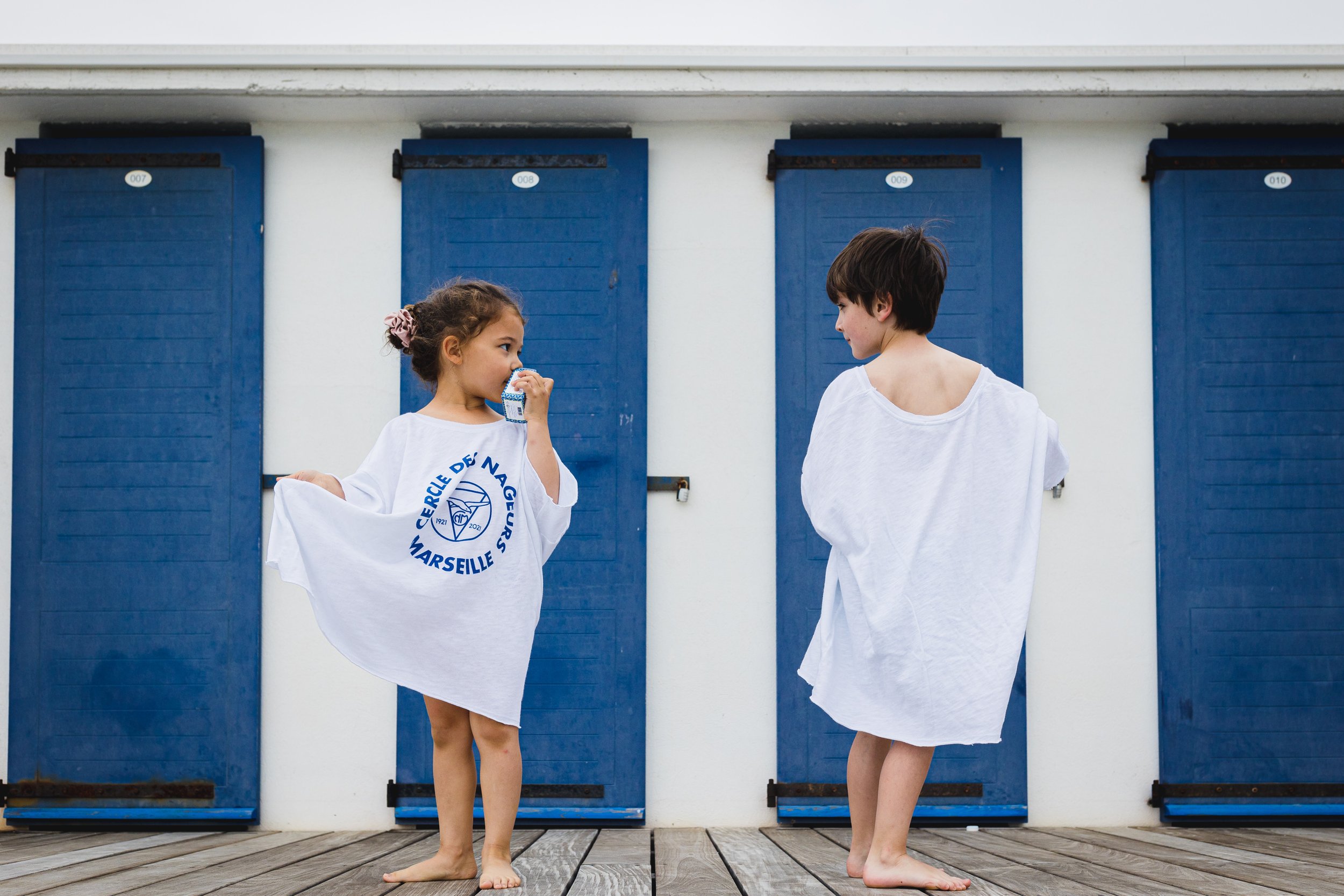 Photographie graphique et lifestyle dans une mise en scène éditoriale pour une marque en collaboration avec le Cercle des Nageurs de Marseille