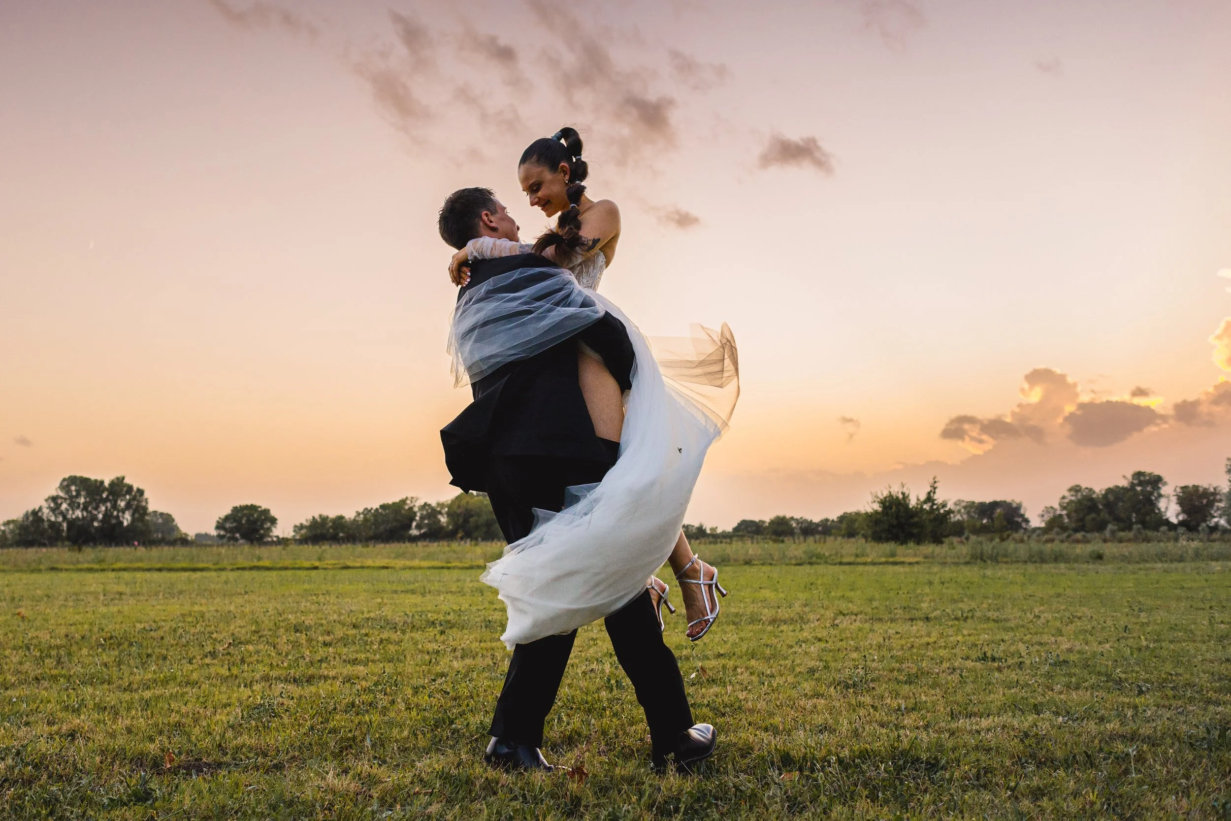 photo de couple sur le vif avec un ciel provençal orageux et coloré