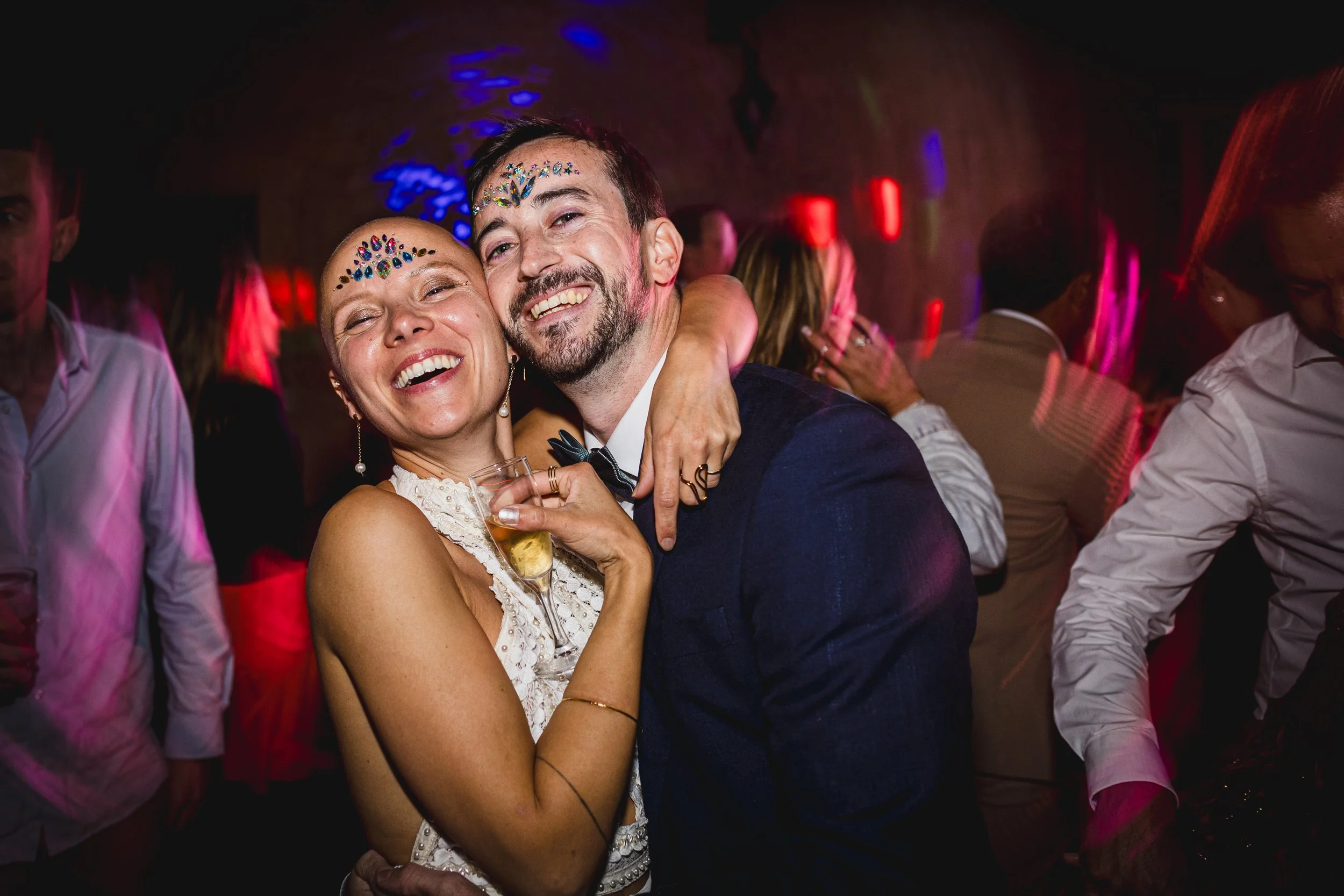 mariés avec des paillettes qui dansent sur le dancefloor de leur mariage au Domaine du Grand Belly en Provence
