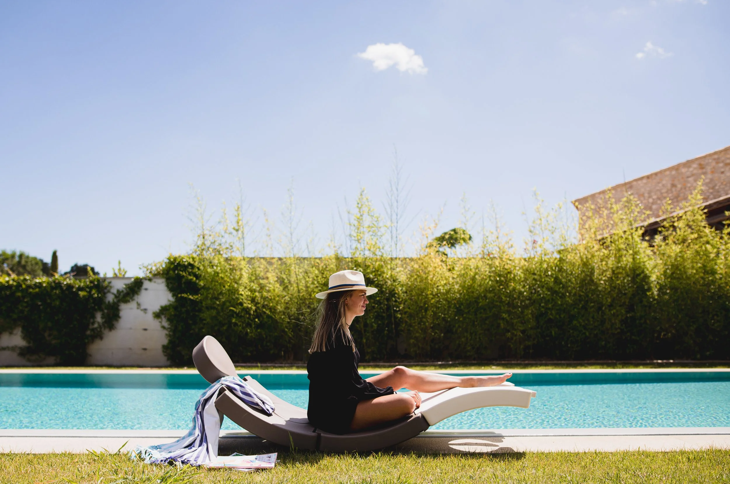 Mise en scène de type éditoriale présentant du mobilier design dans un univers lifestyle et graphique