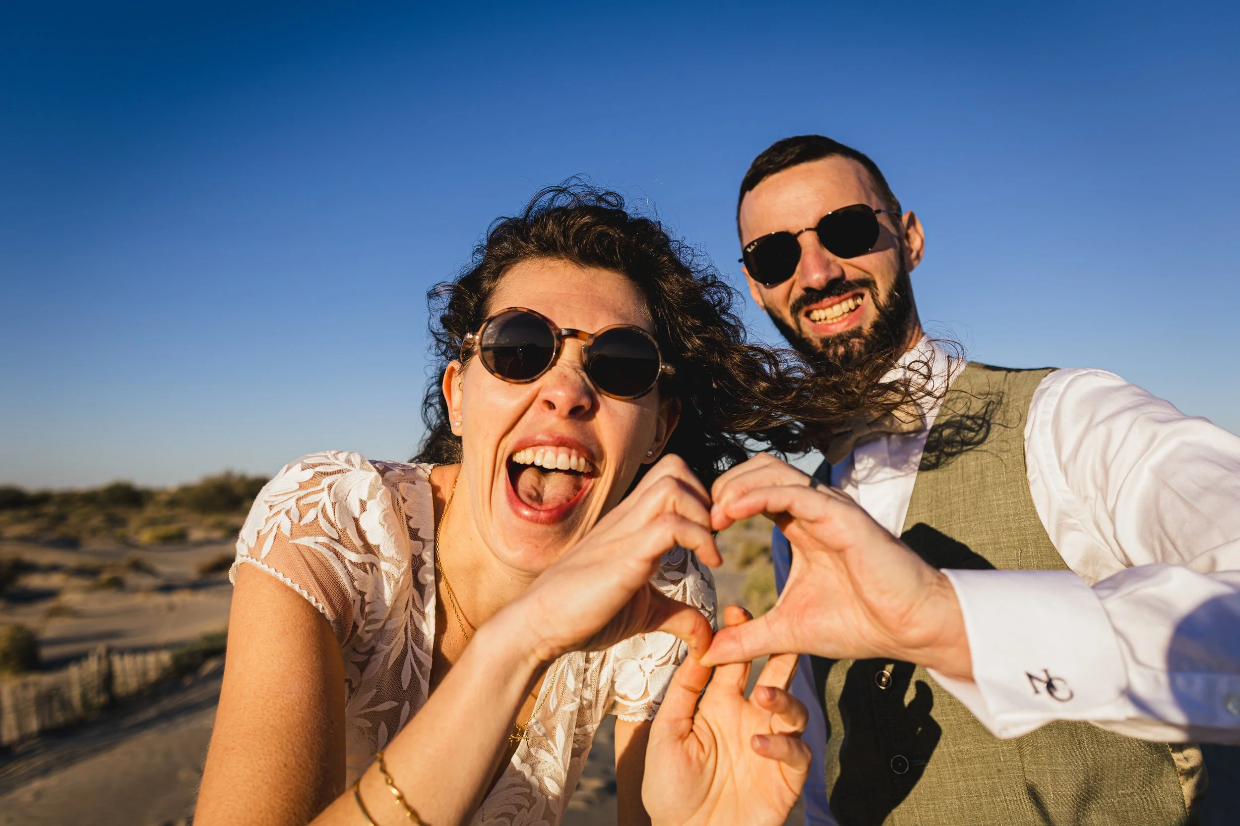 portrait spontané humoristique d'un couple riant aux éclat sous le soleil de Provence