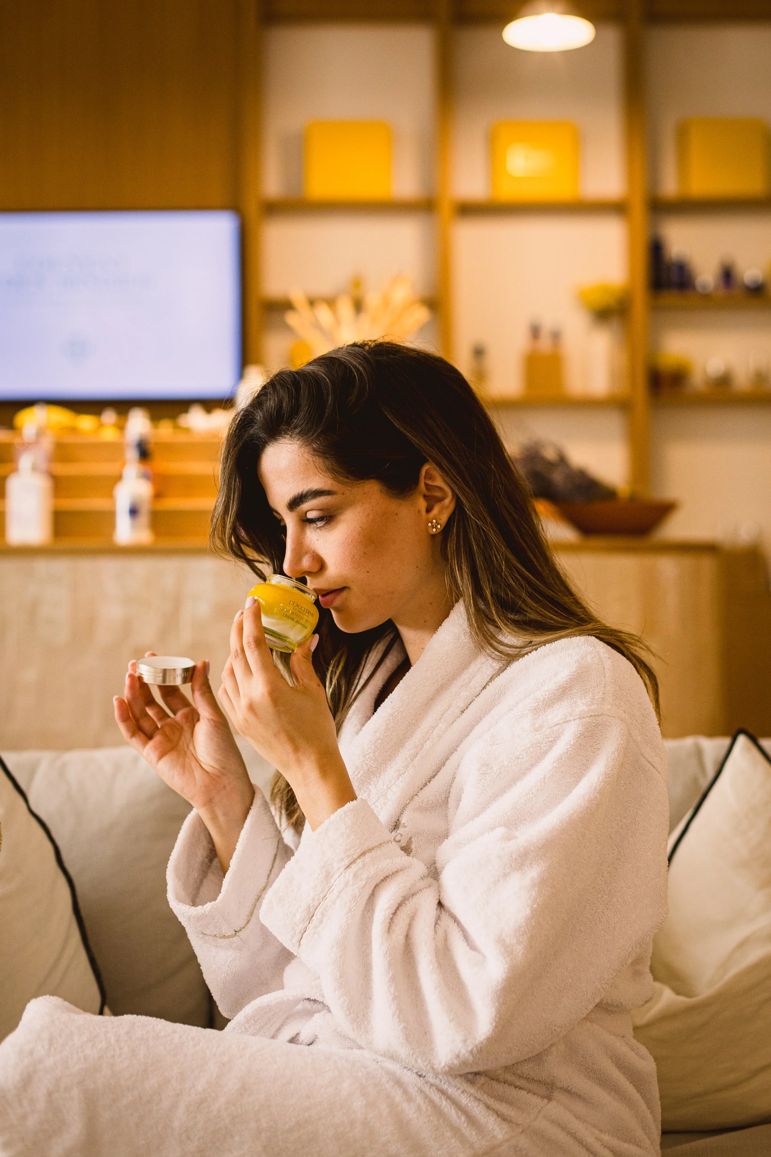 Portrait lifestyle d’une influenceuse mettant en avant un produit de la marque L’Occitane dans une ambiance naturelle en Provence