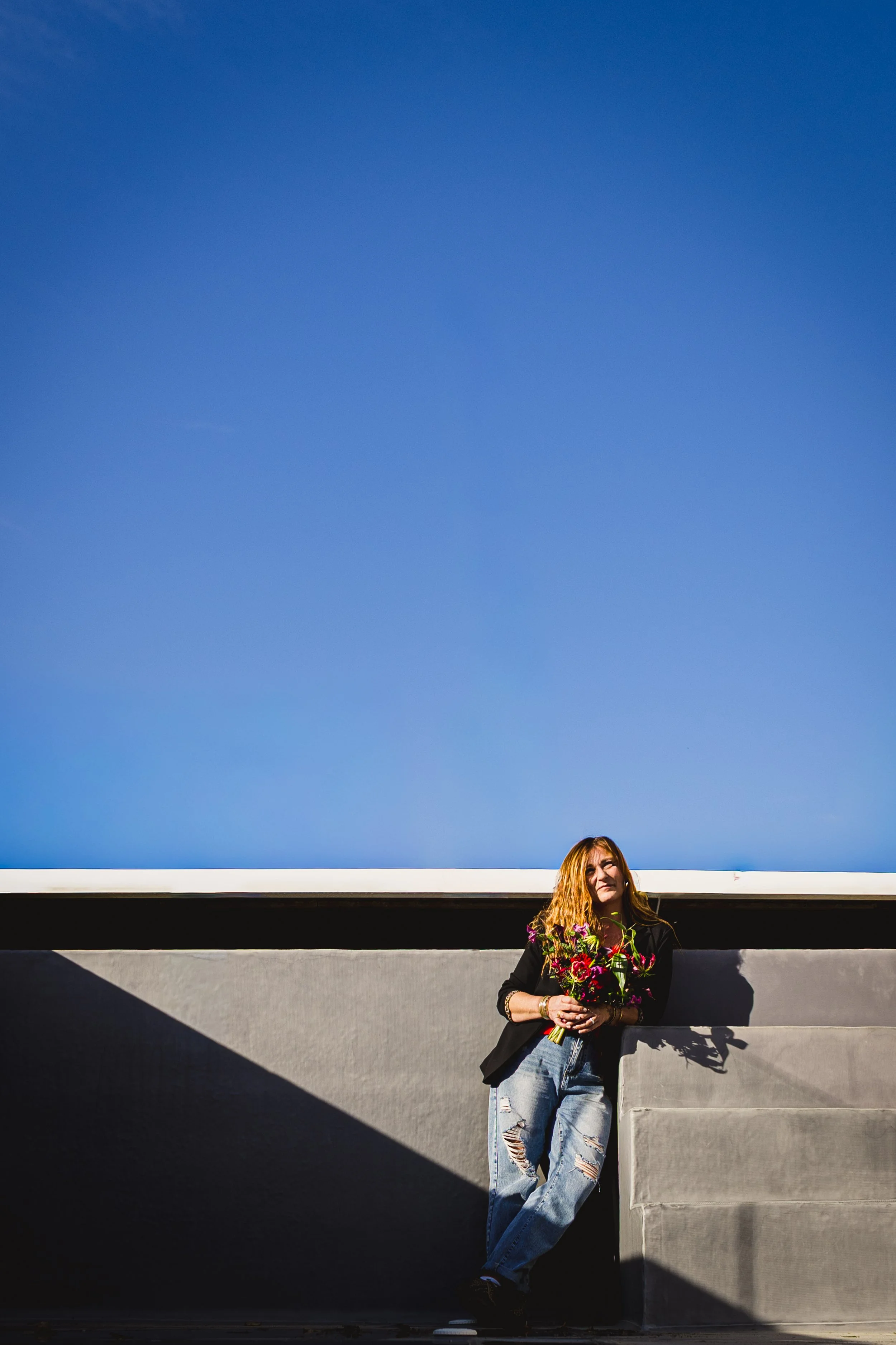 portrait créatif et graphique d'une fleuriste moderne colorée et lifstyle