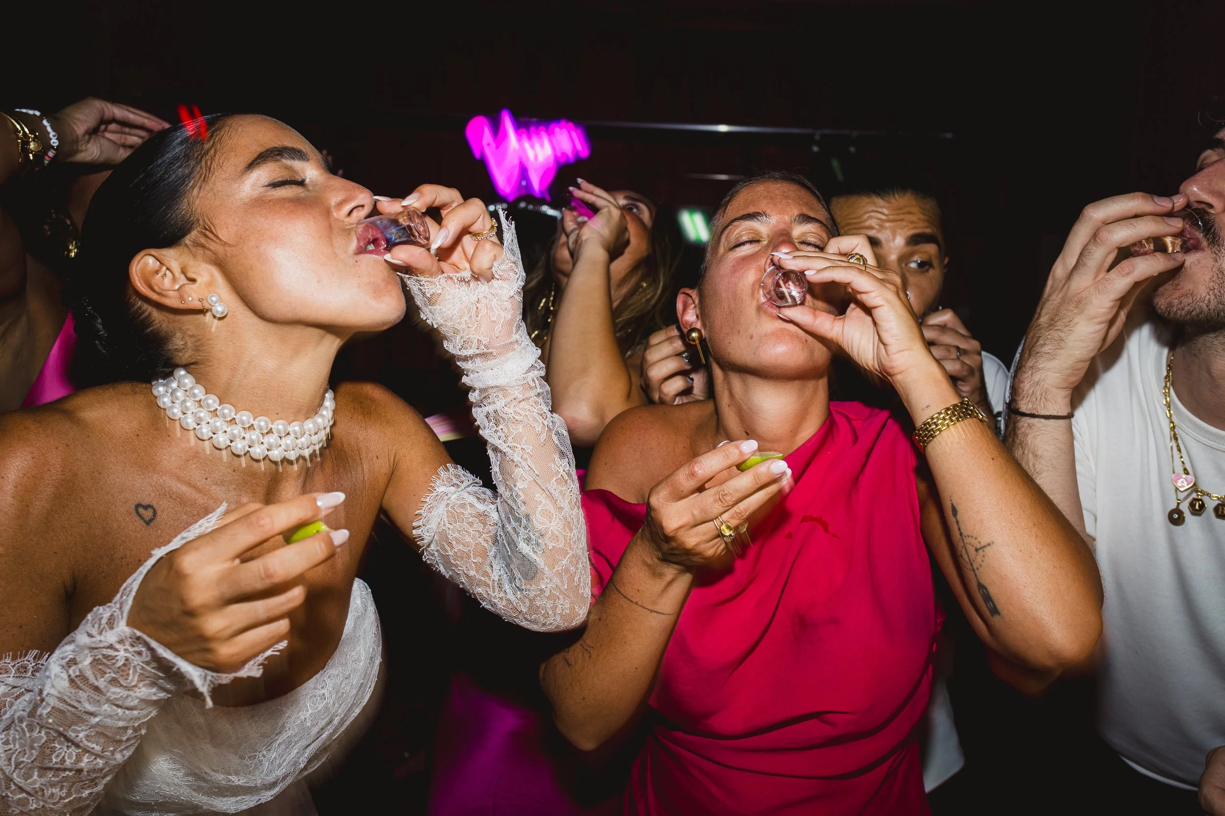 mariés et leurs amis qui boivent un shot sur le dancefloor de leur mariage en Provence