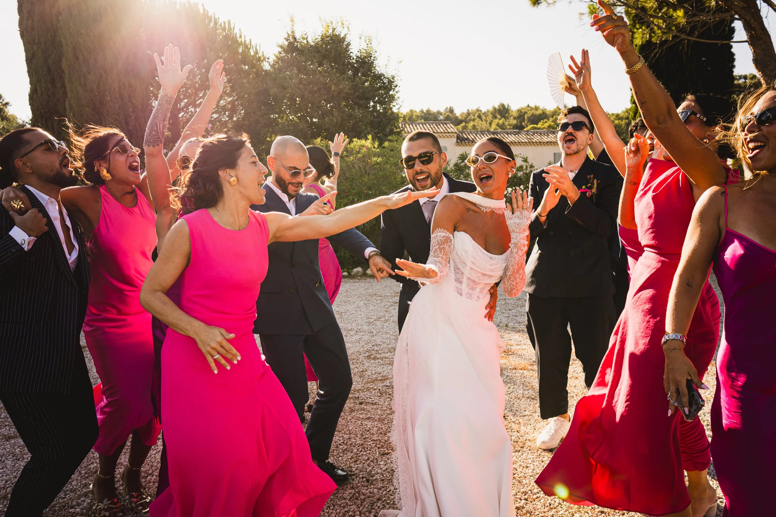 des mariés et leurs amis qui dansent pendant le cocktail de leur mariage en Provence