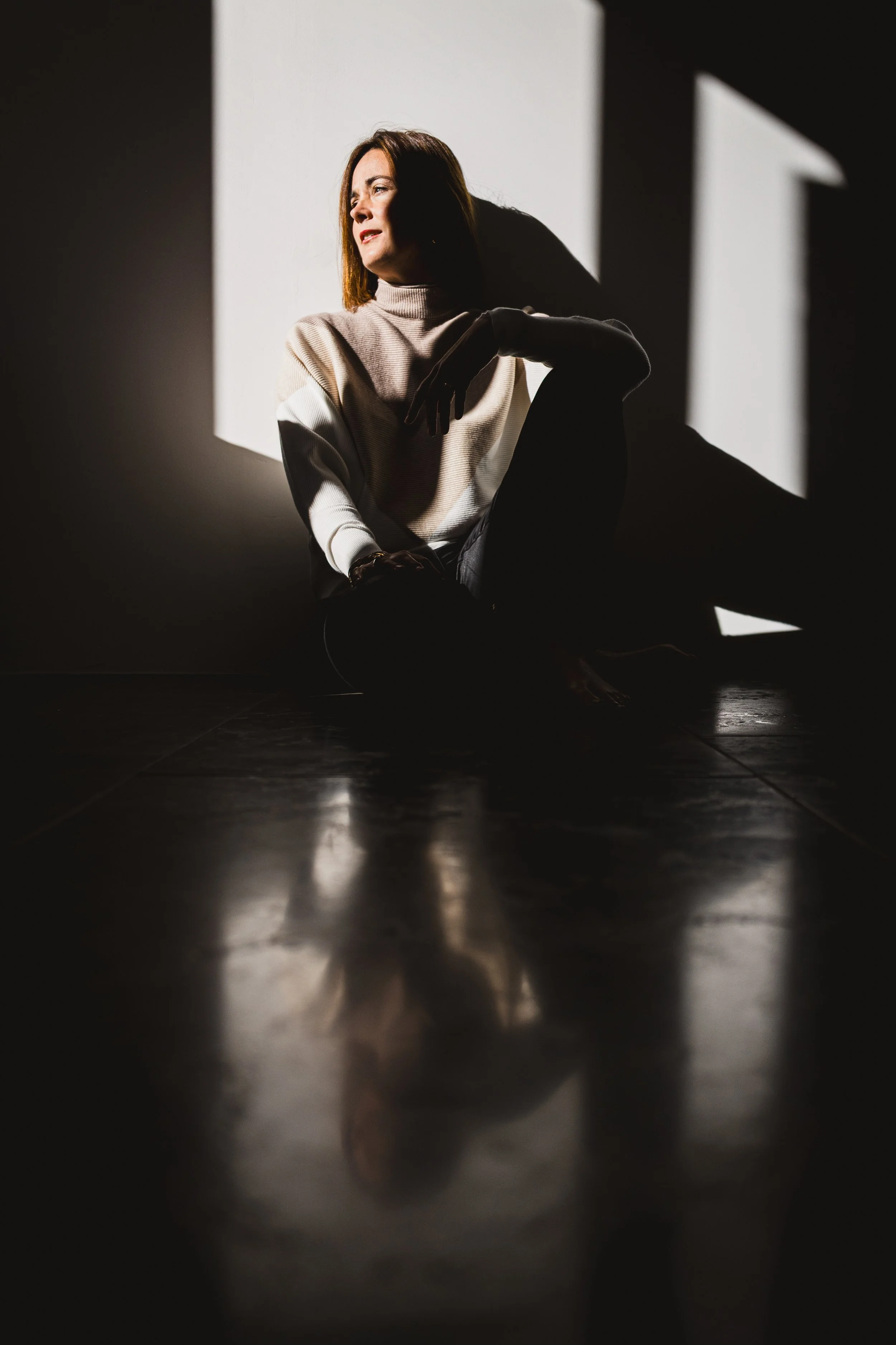Portrait d’une entrepreneure dans un style graphique, avec une lumière naturelle et une composition particulière
