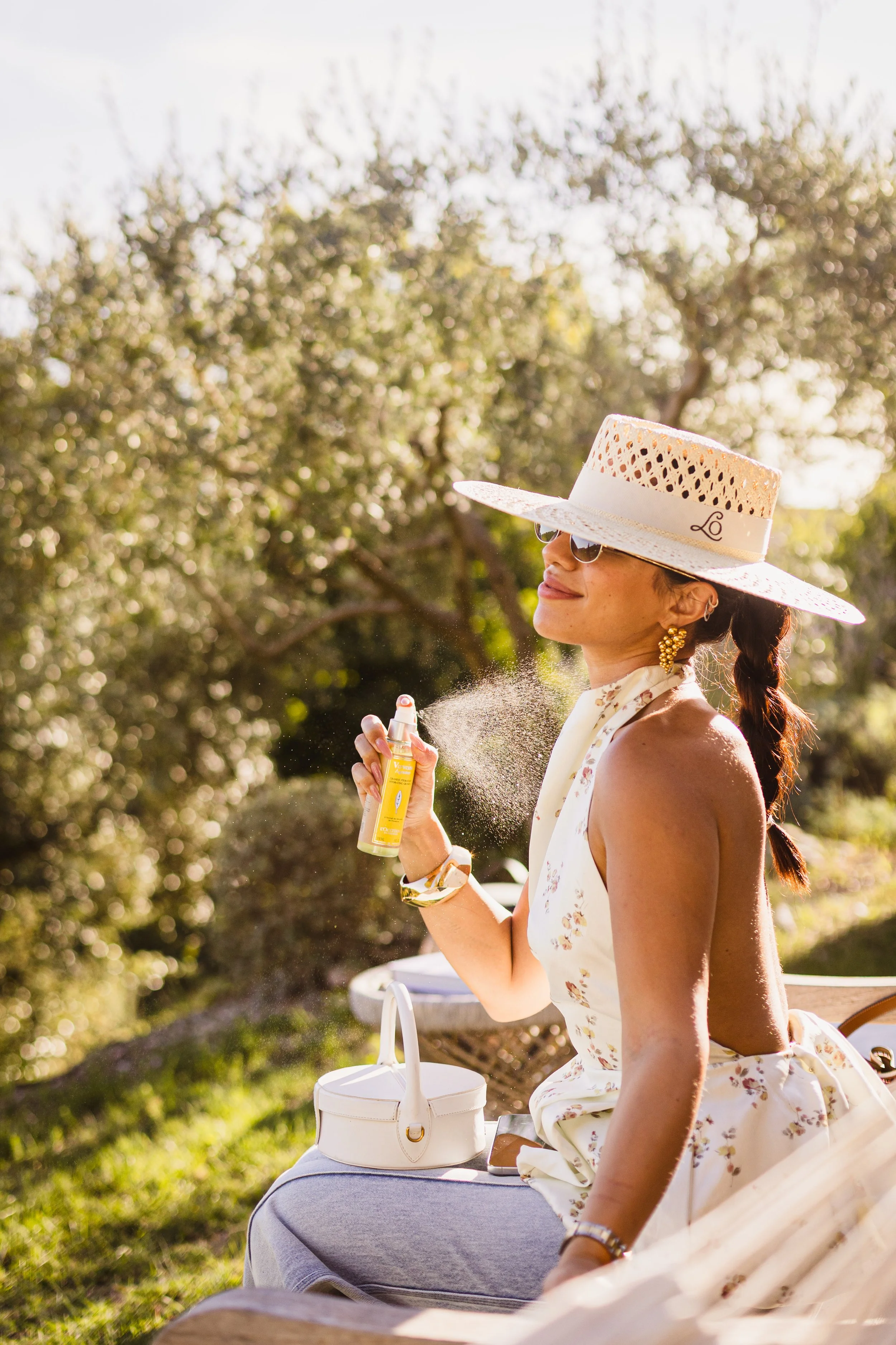 Portrait lifestyle d’une influenceuse mettant en avant un produit de la marque L’Occitane dans une ambiance naturelle en Provence
