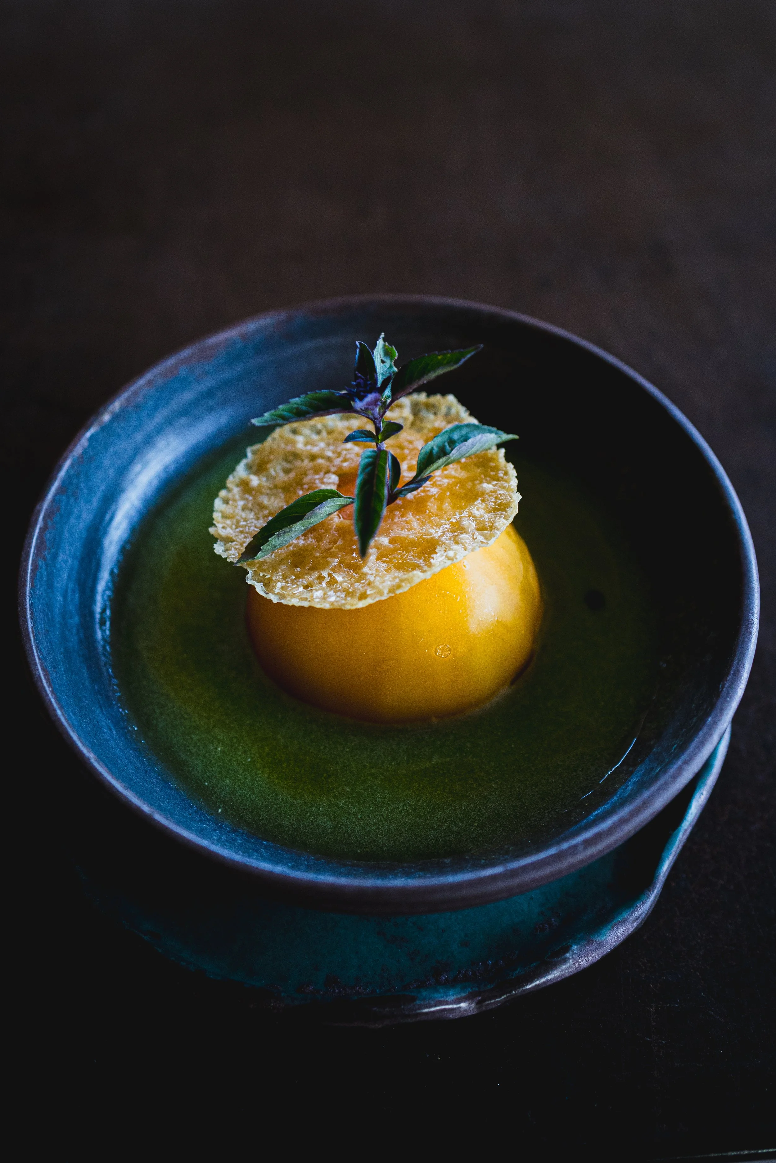 Photographie culinaire d’un plat graphique et coloré réalisée en contexte de reportage, en lumière naturelle.